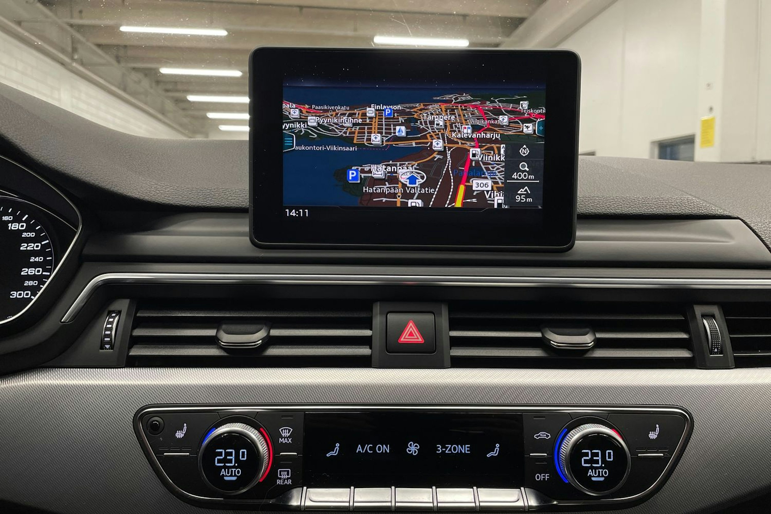 punainen Audi A4 2019 kuva 20.