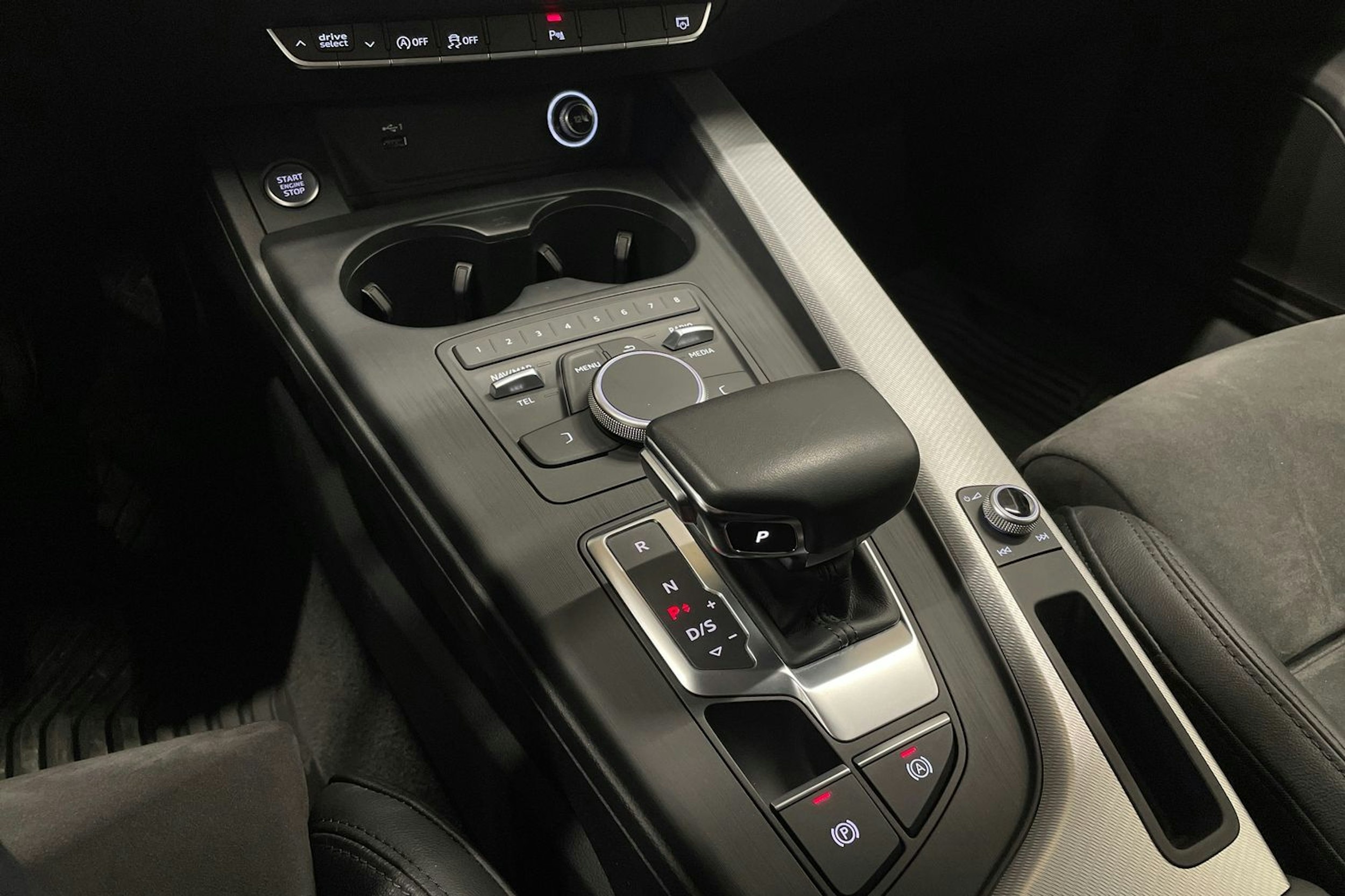 punainen Audi A4 2019 kuva 22.