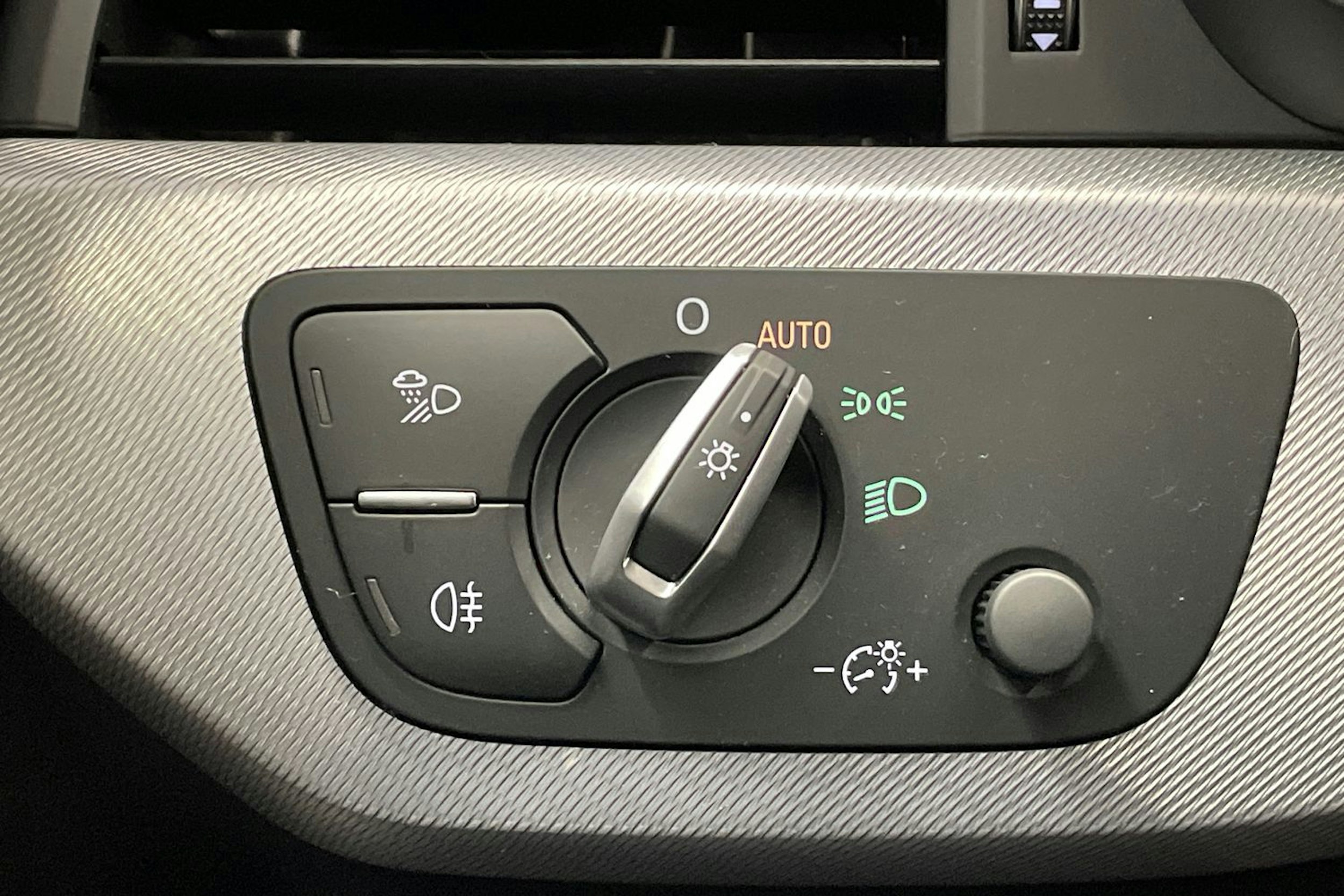 punainen Audi A4 2019 kuva 23.