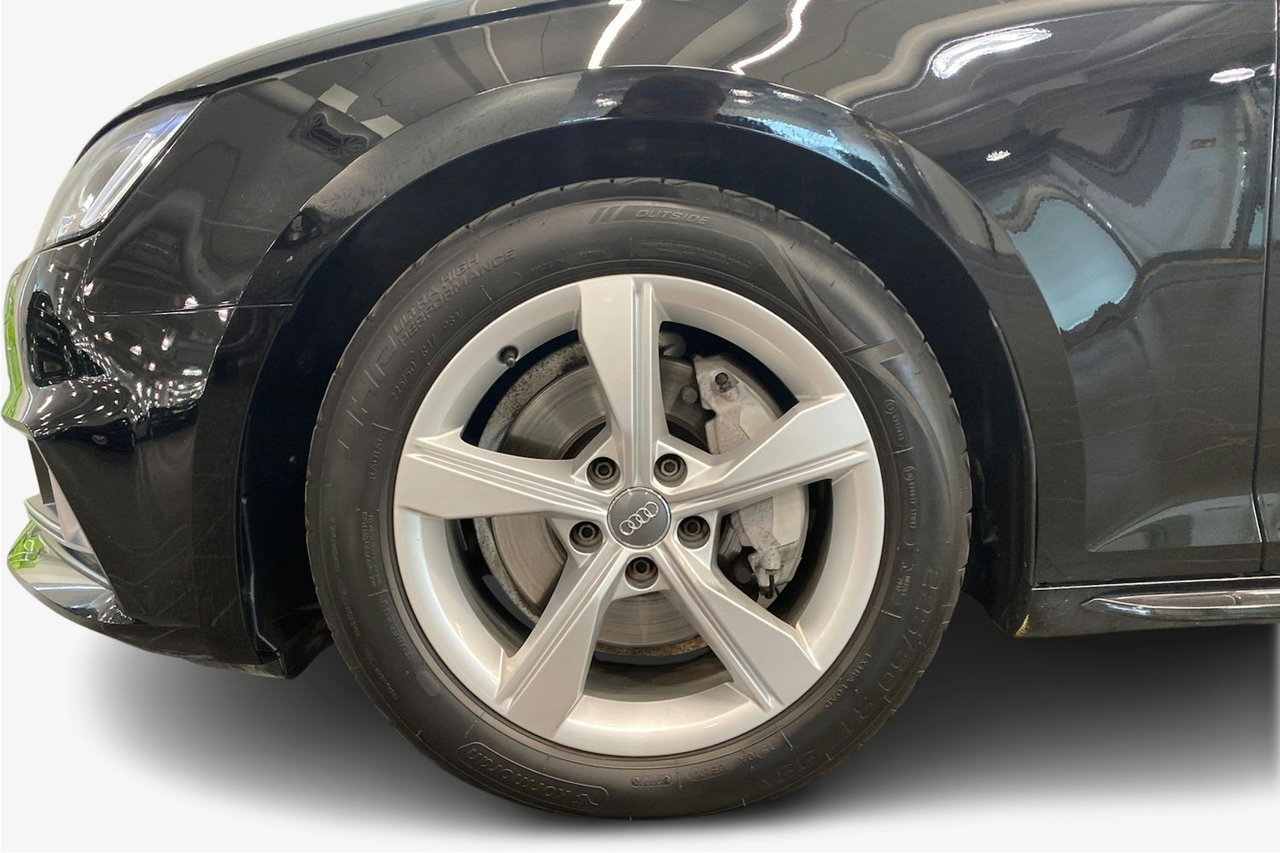 Musta Audi A4 2019 kuva 11.