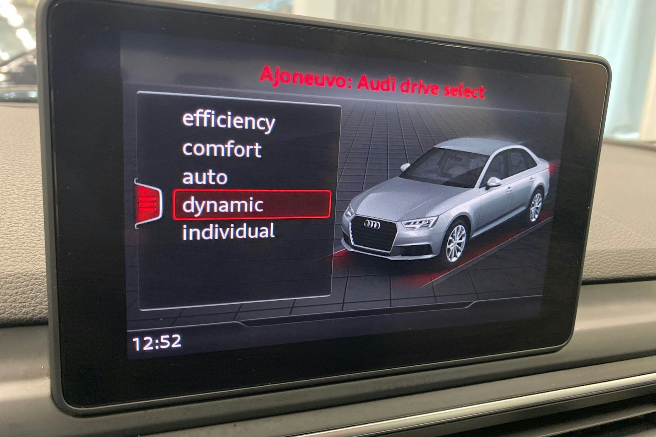 Musta Audi A4 2019 kuva 28.