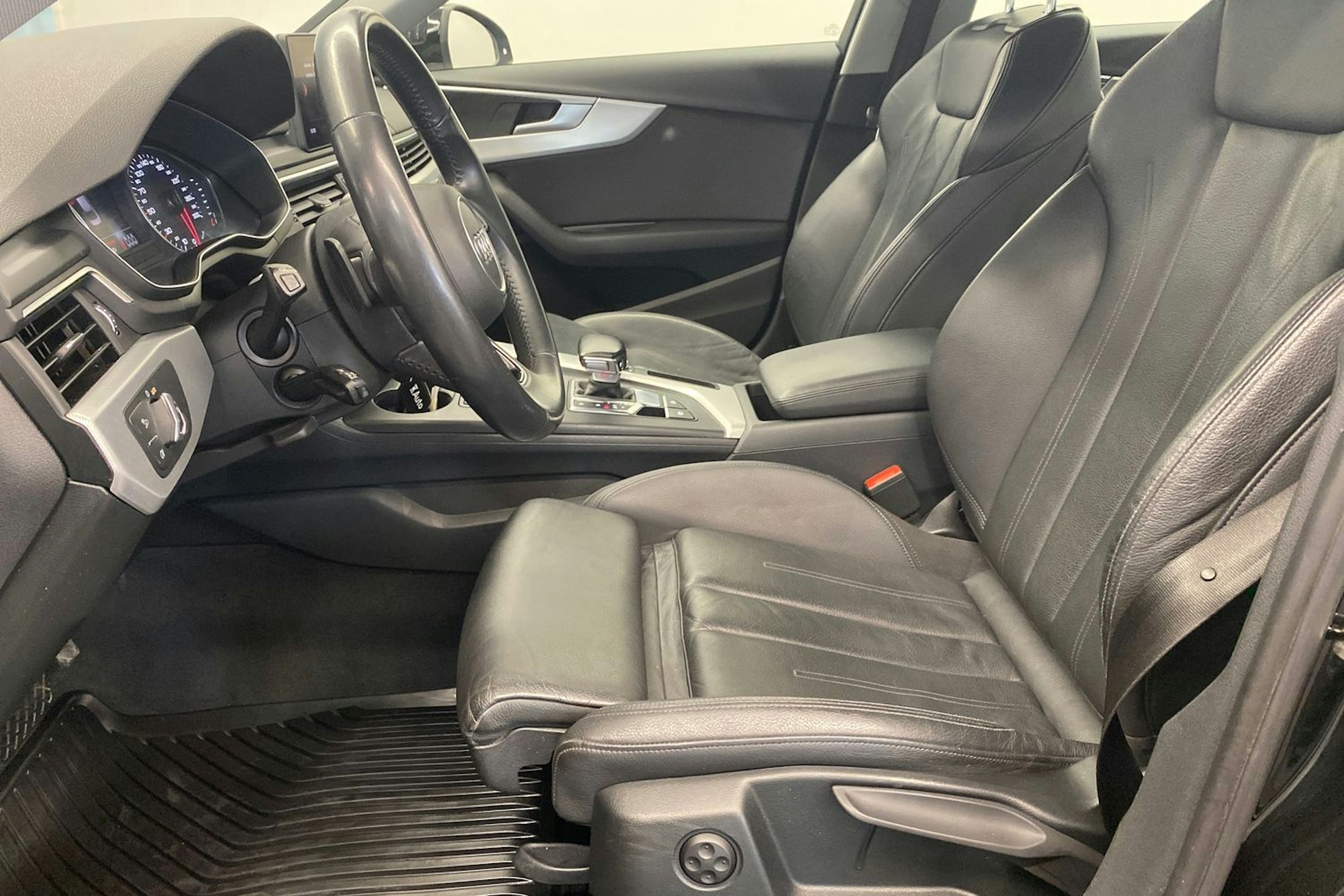 Musta Audi A4 2019 kuva 32.