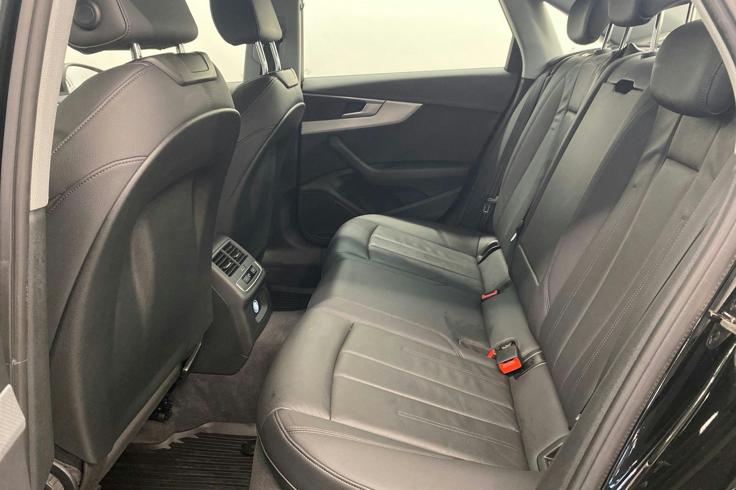Musta Audi A4 2019 kuva 33.