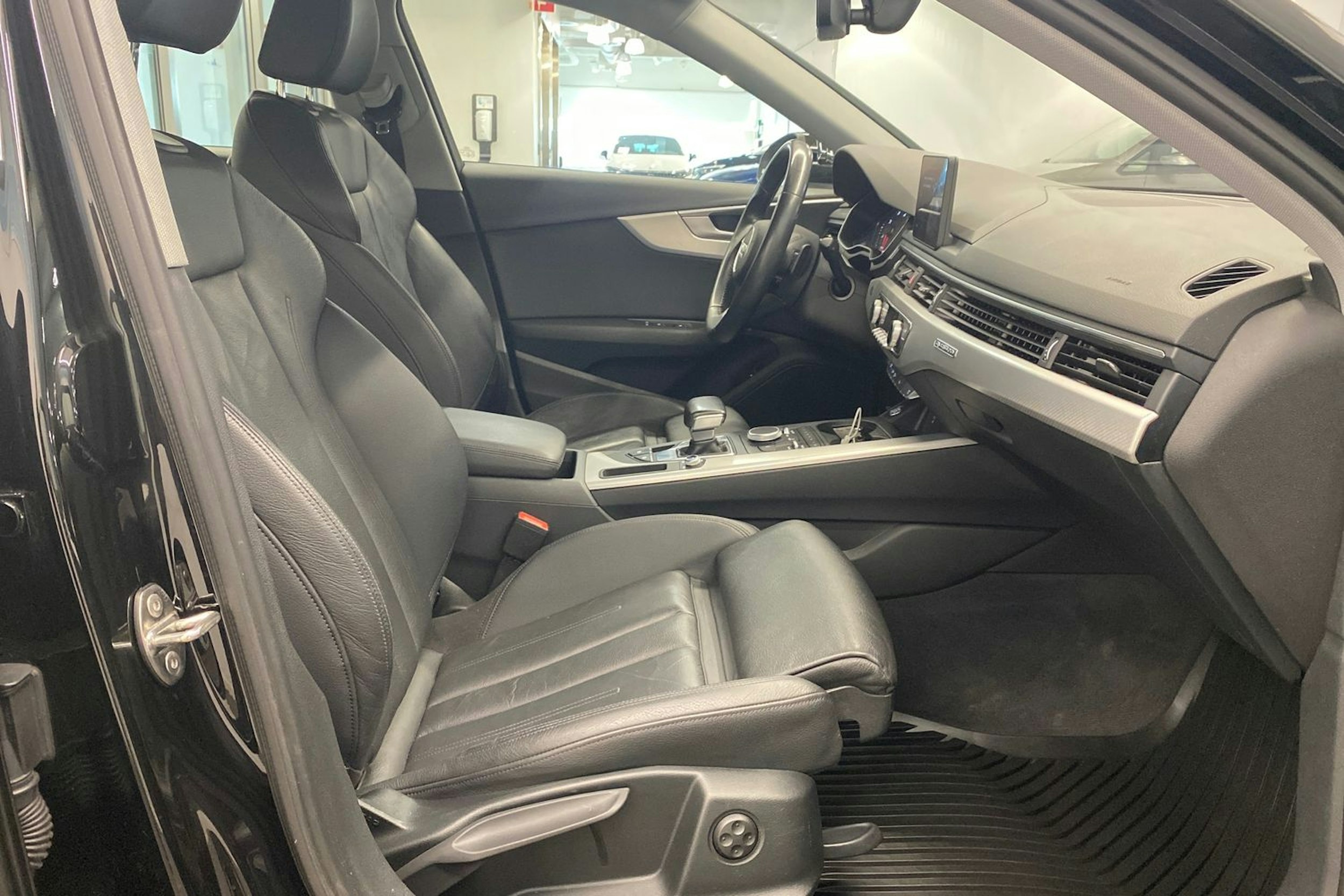Musta Audi A4 2019 kuva 36.