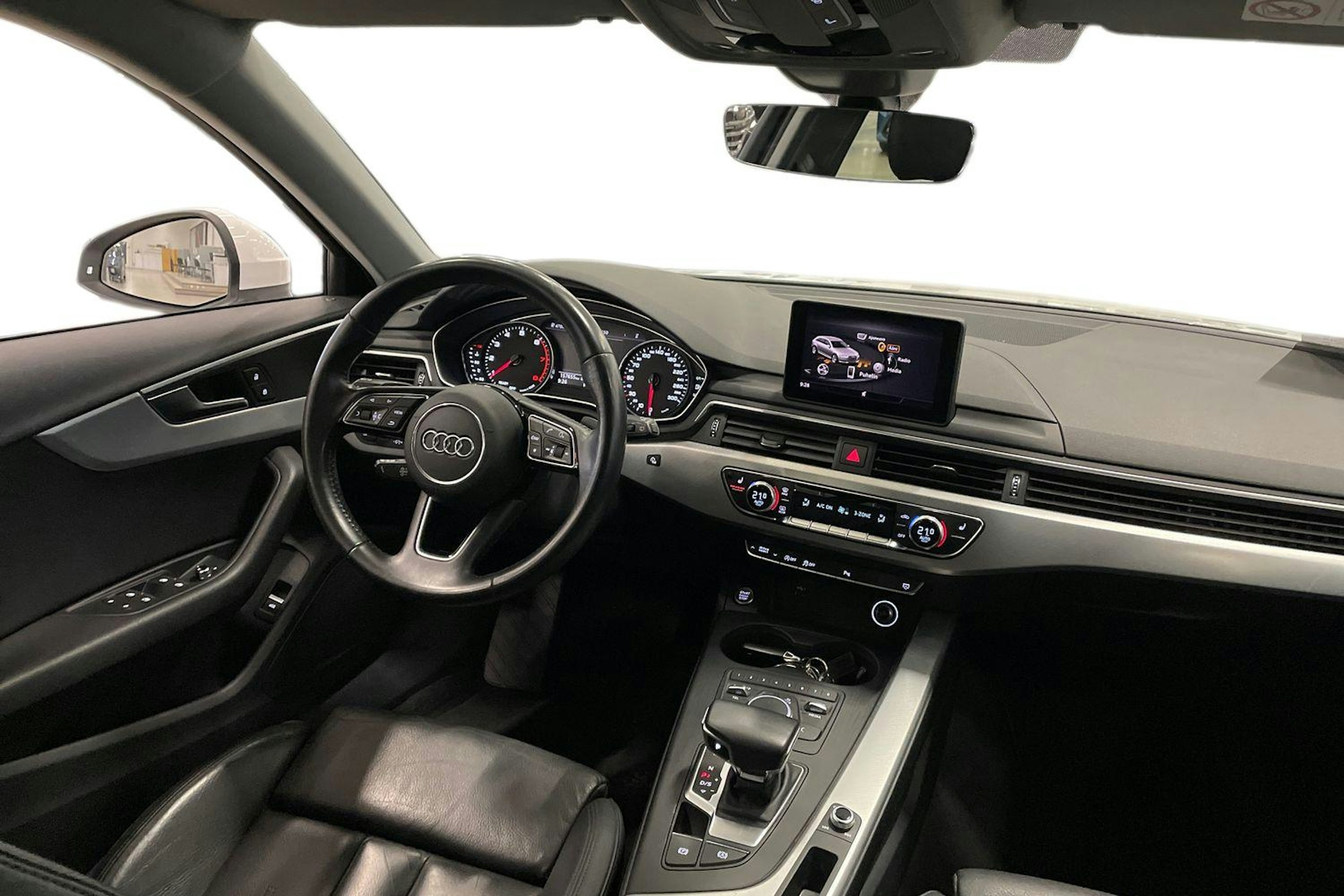 valkoinen Audi A4 2019 kuva 9.