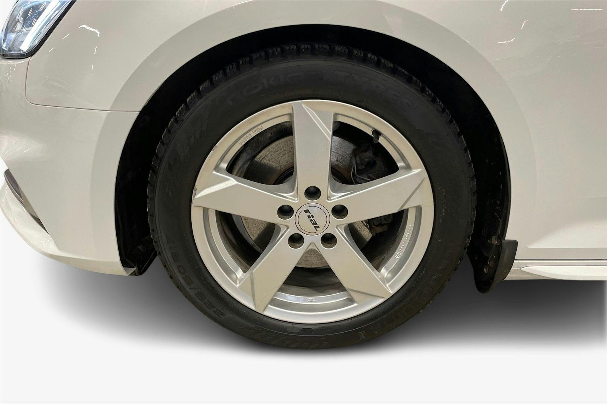 valkoinen Audi A4 2019 kuva 11.