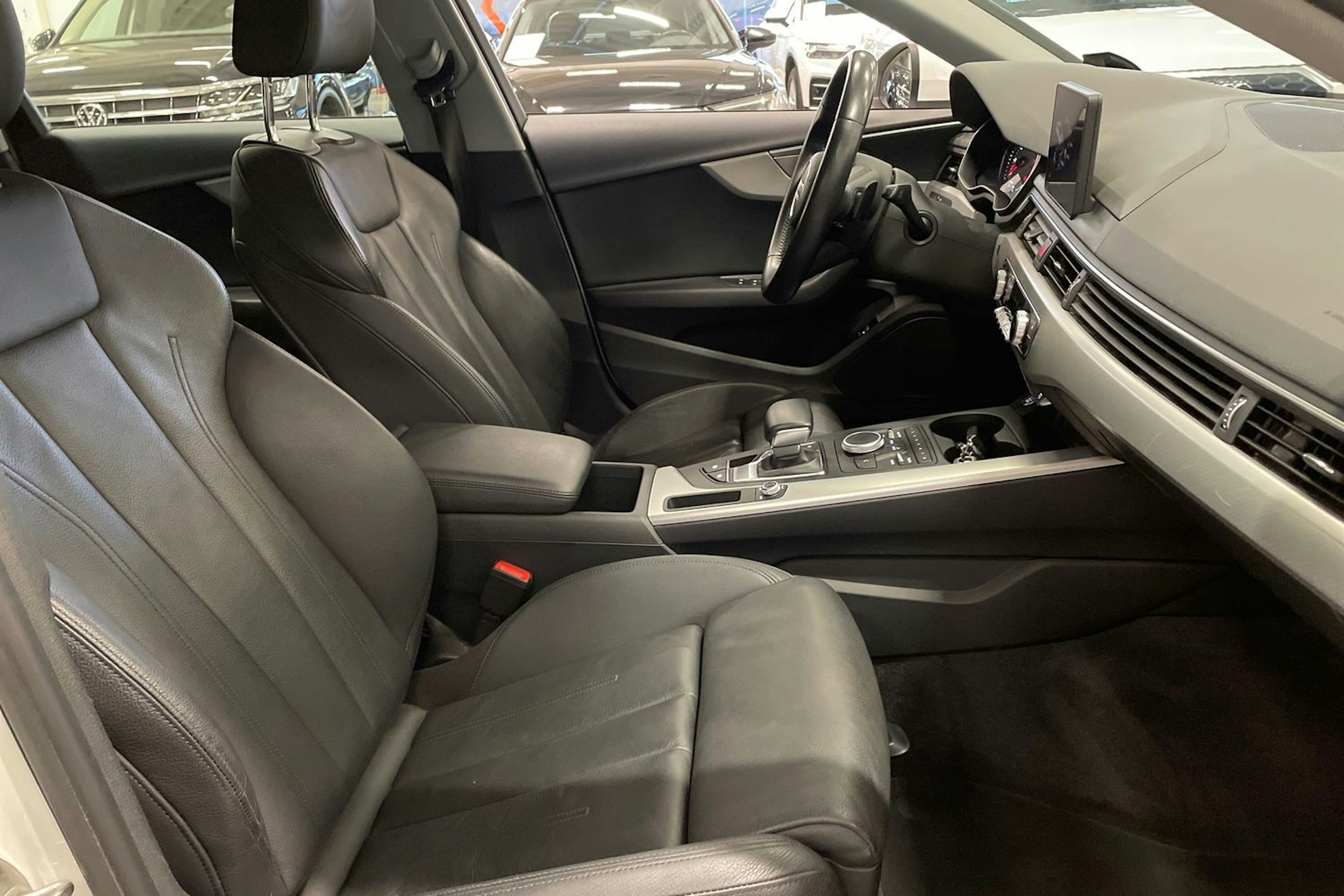 valkoinen Audi A4 2019 kuva 15.