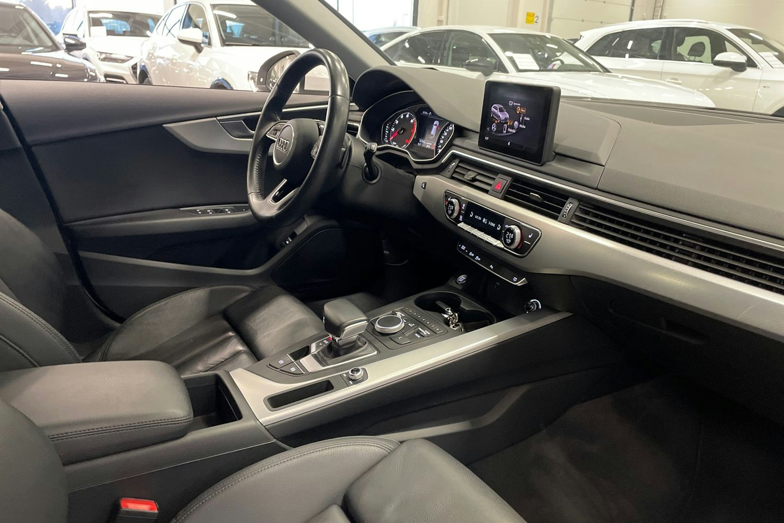 valkoinen Audi A4 2019 kuva 16.