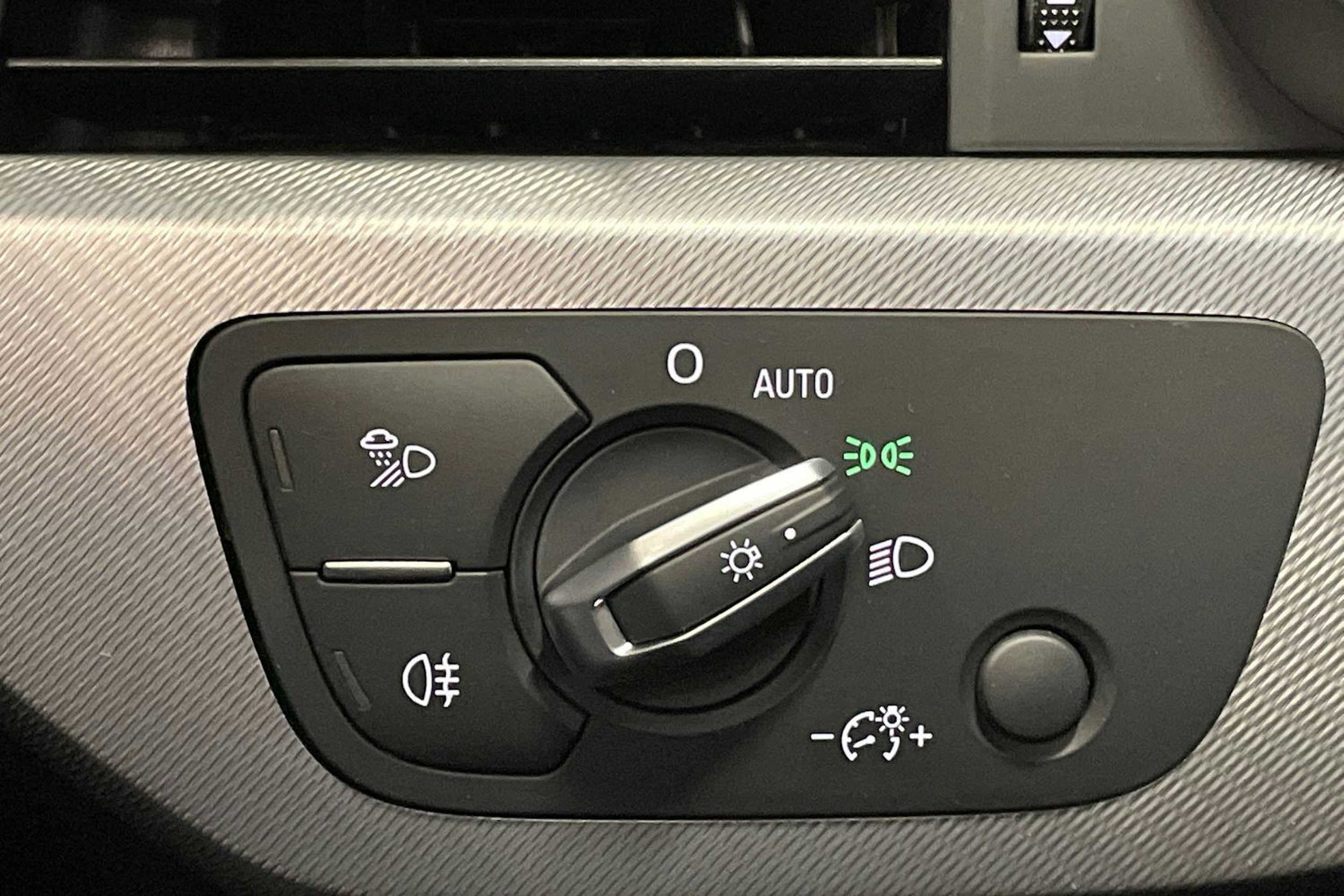 valkoinen Audi A4 2019 kuva 21.