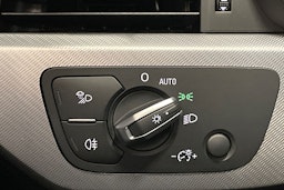 valkoinen Audi A4 2019 kuva 21.