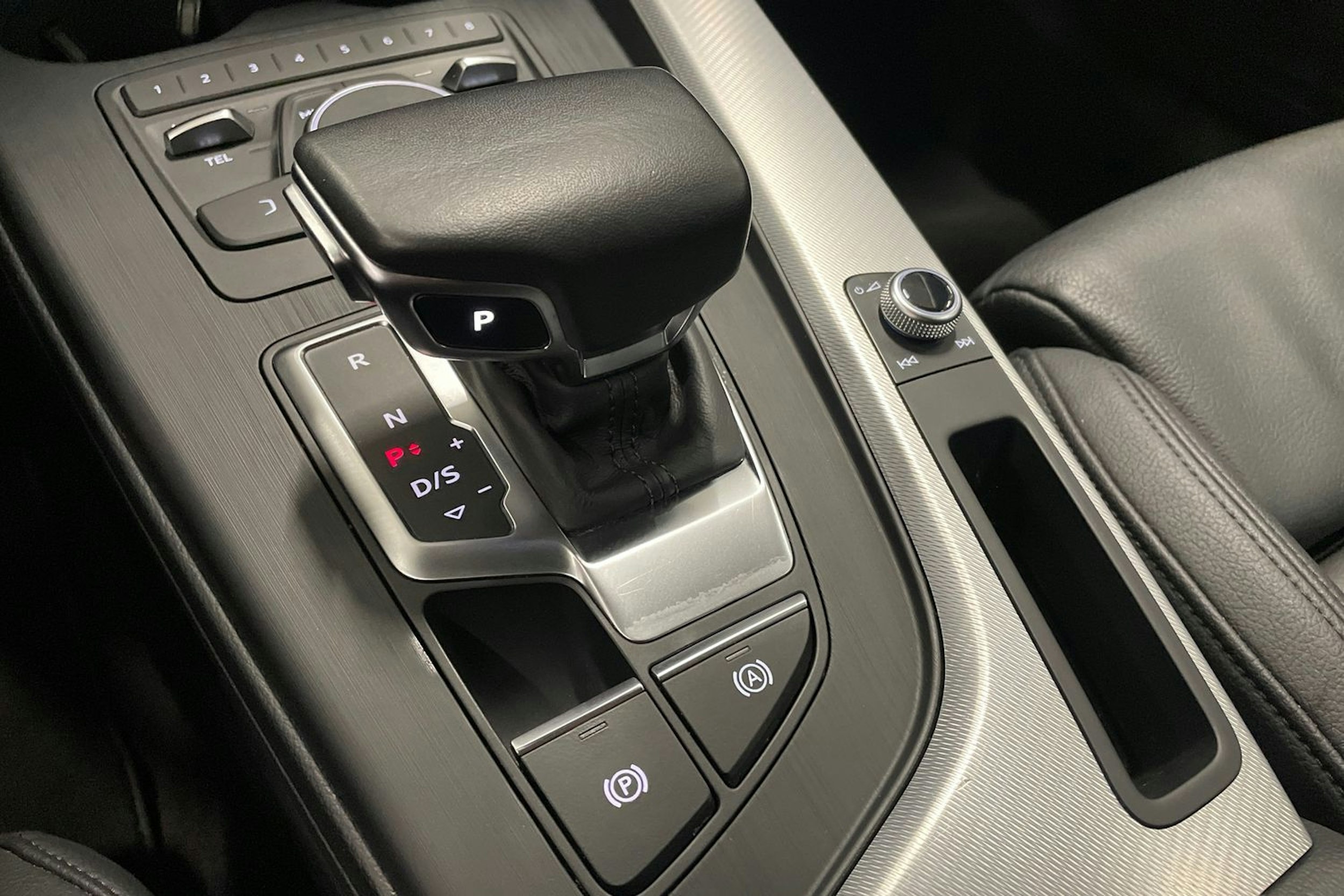 valkoinen Audi A4 2019 kuva 36.