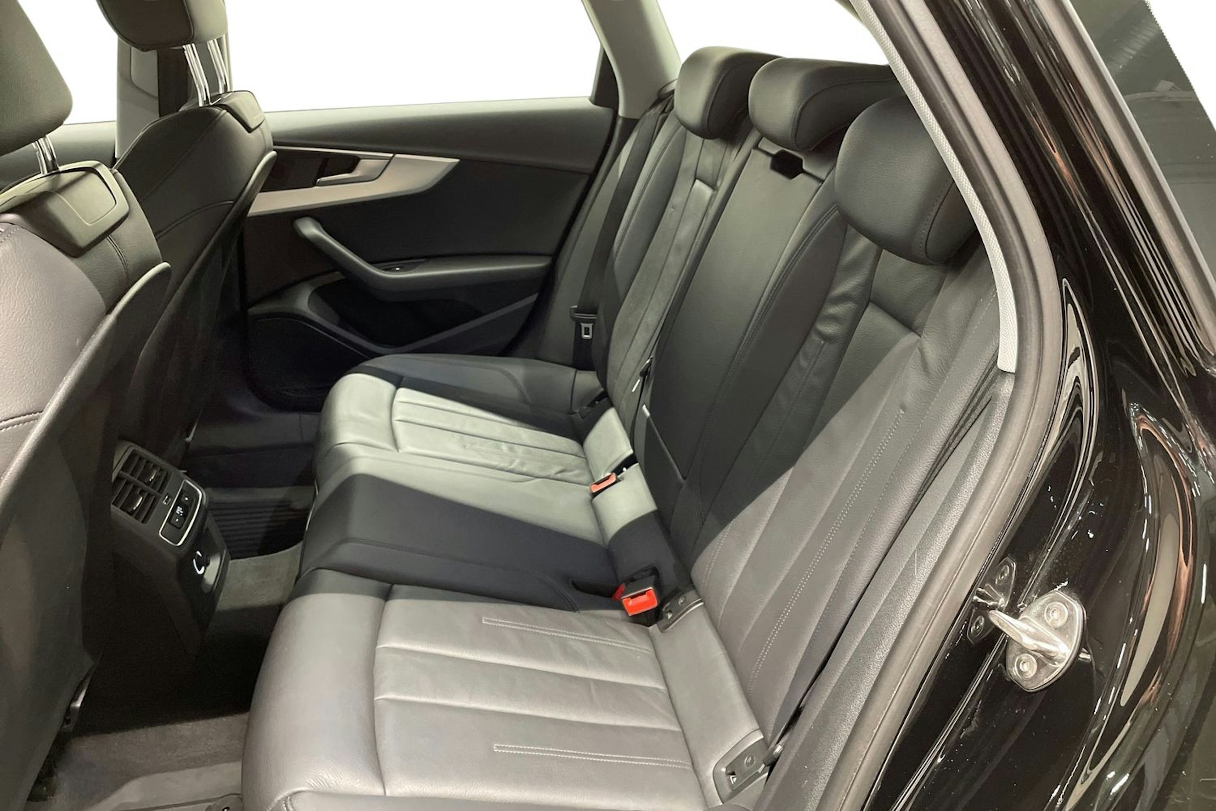 Musta Audi A4 2019 kuva 10.