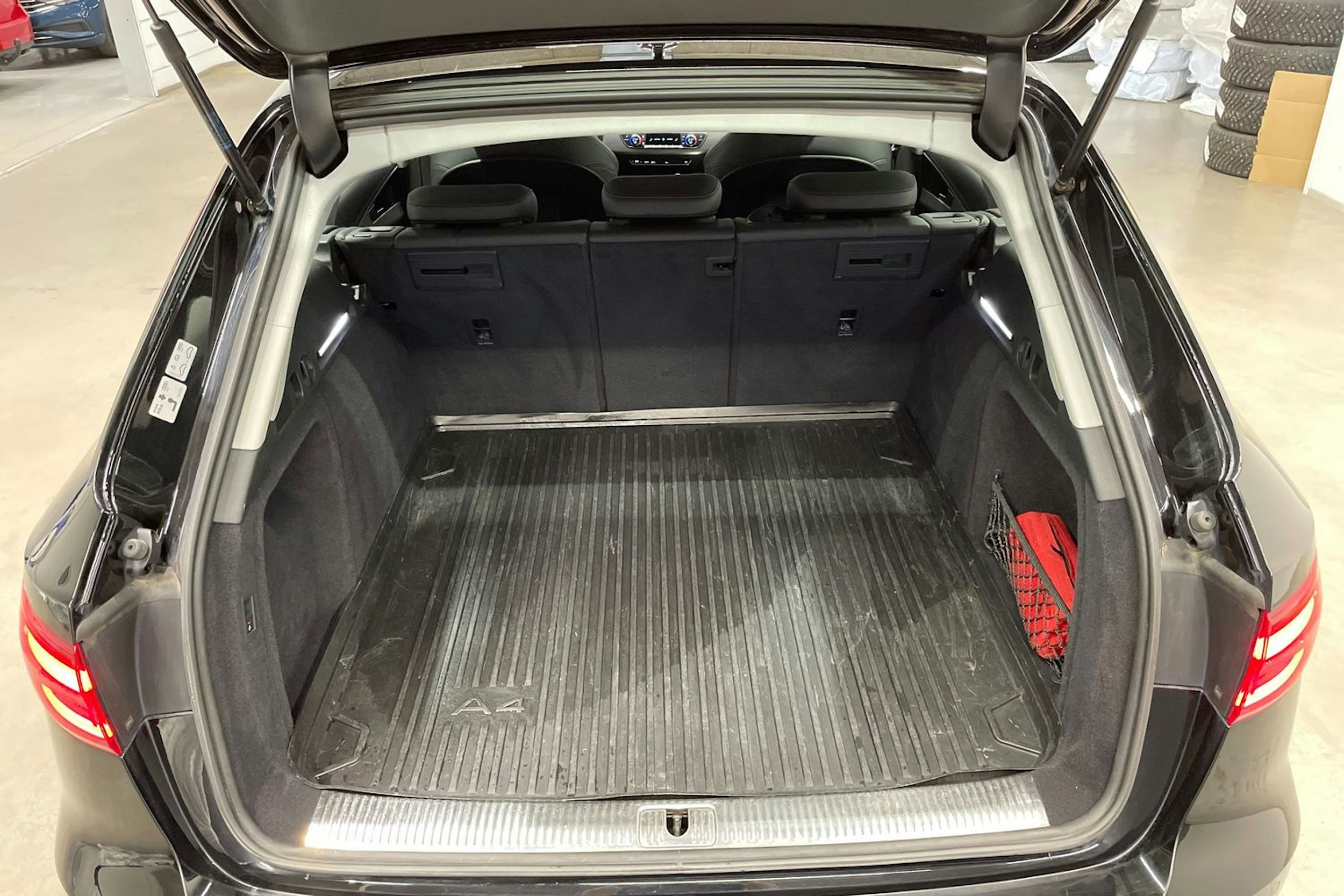 Musta Audi A4 2019 kuva 15.