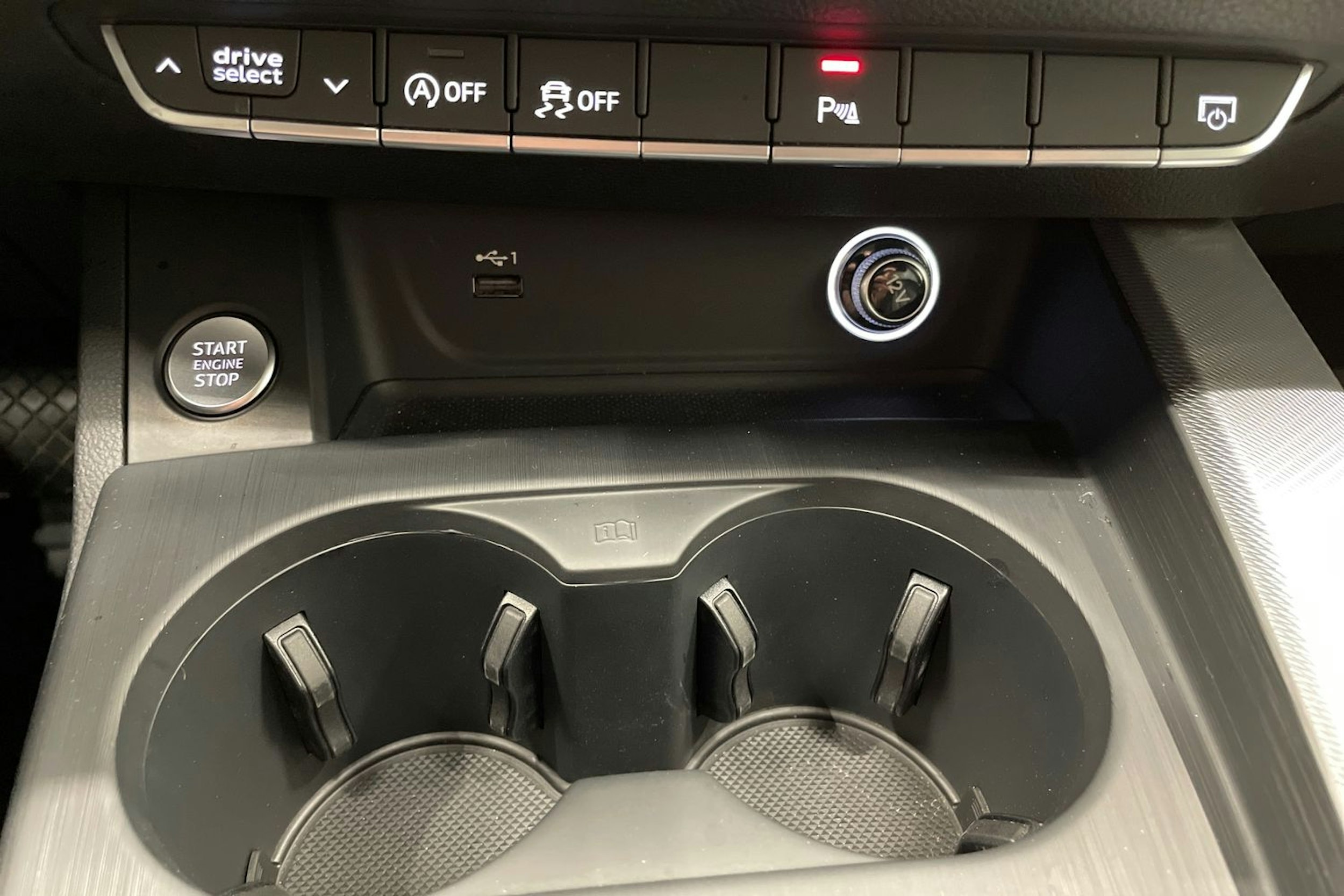 Musta Audi A4 2019 kuva 21.