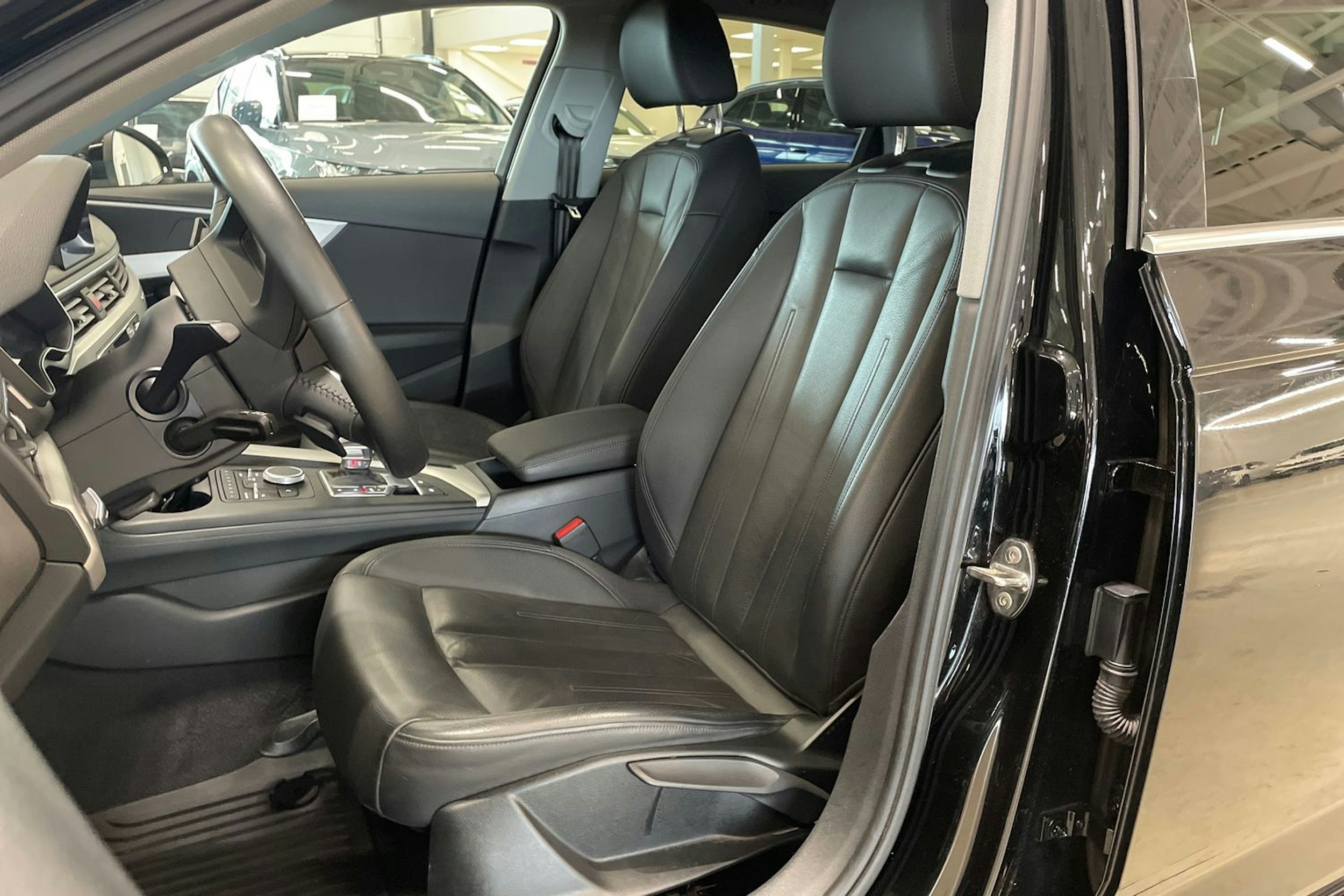 musta Audi A4 2019 kuva 14.