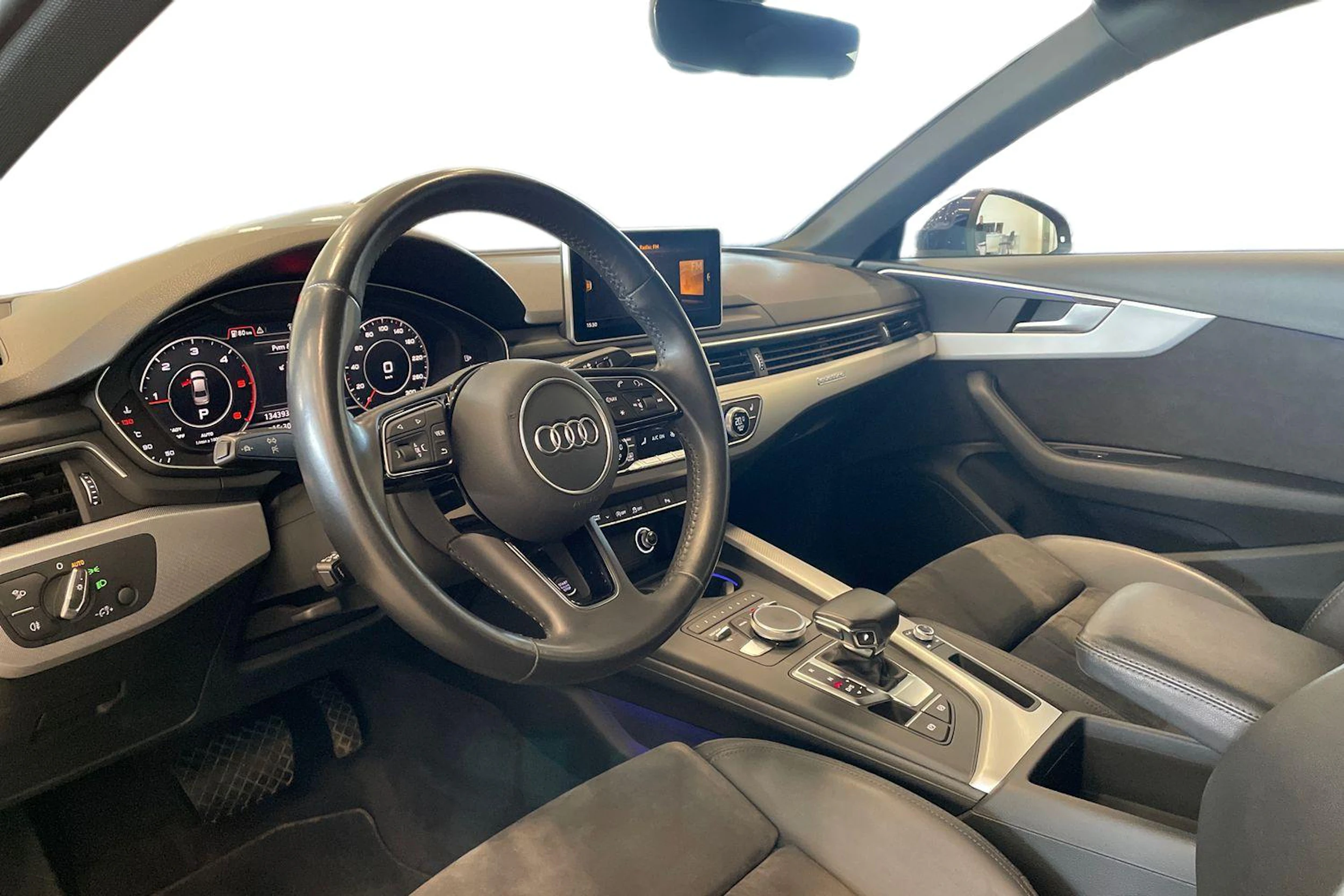 sininen Audi A4 2019 kuva 6.