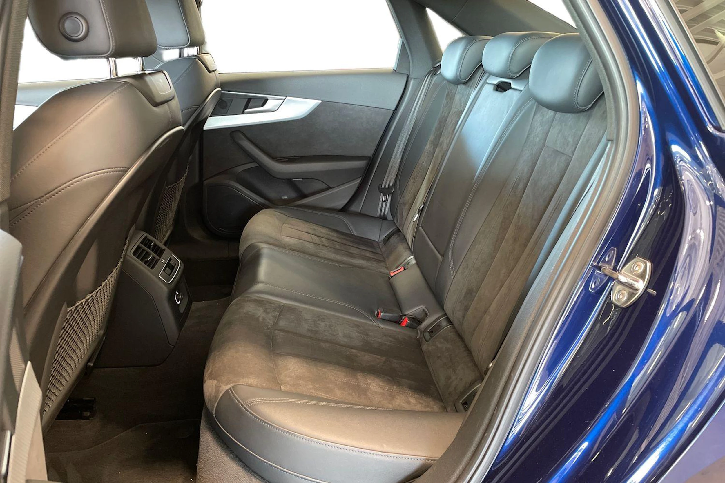 sininen Audi A4 2019 kuva 8.