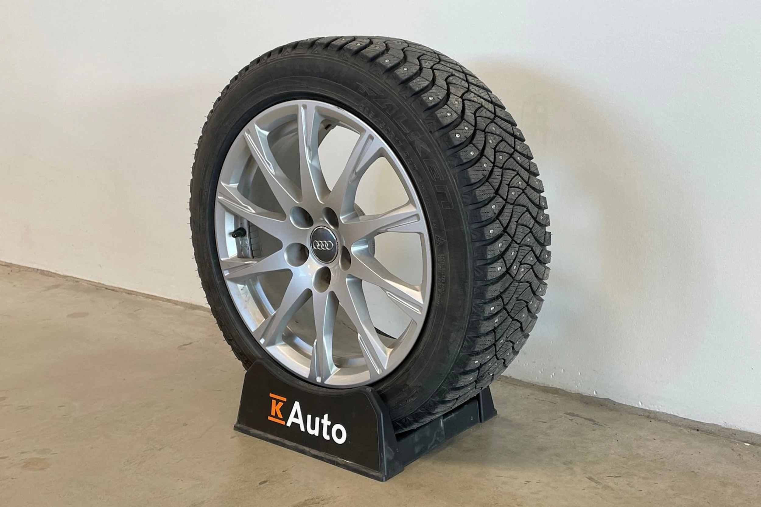 sininen Audi A4 2019 kuva 10.
