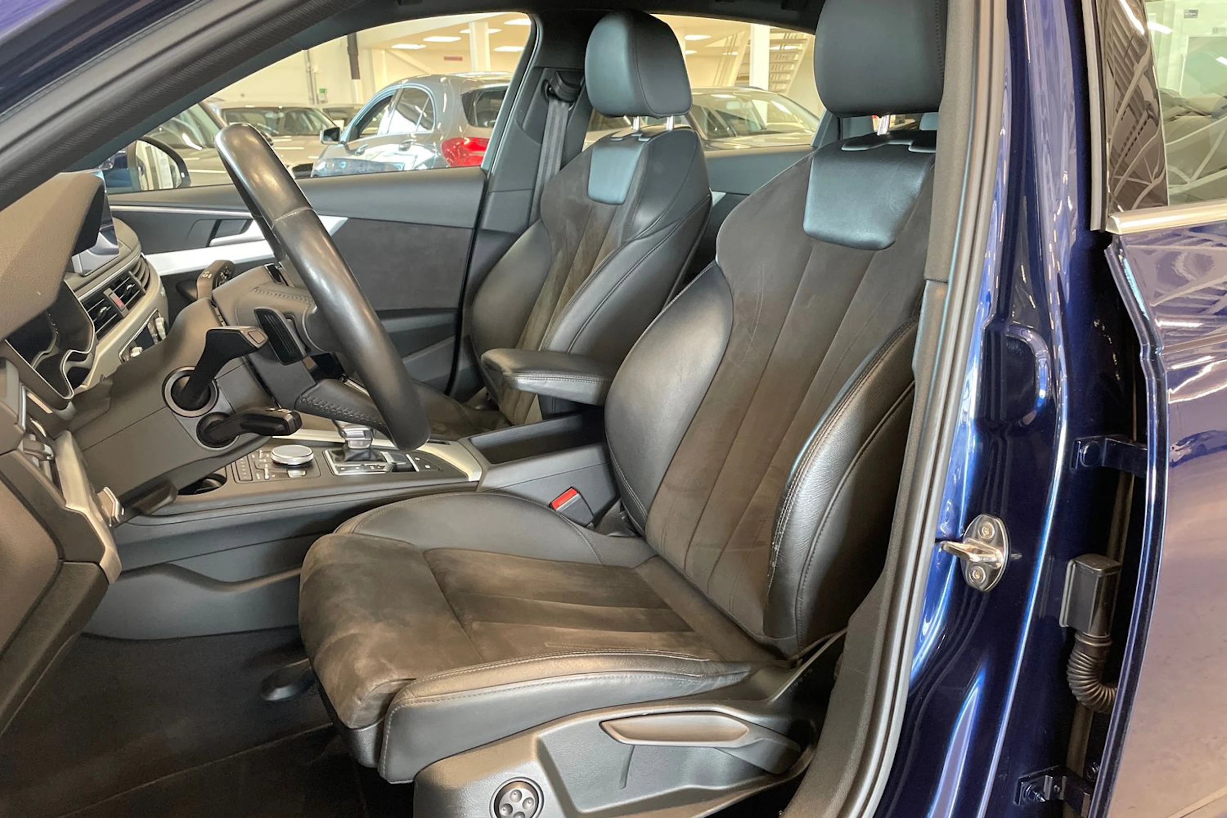 sininen Audi A4 2019 kuva 11.