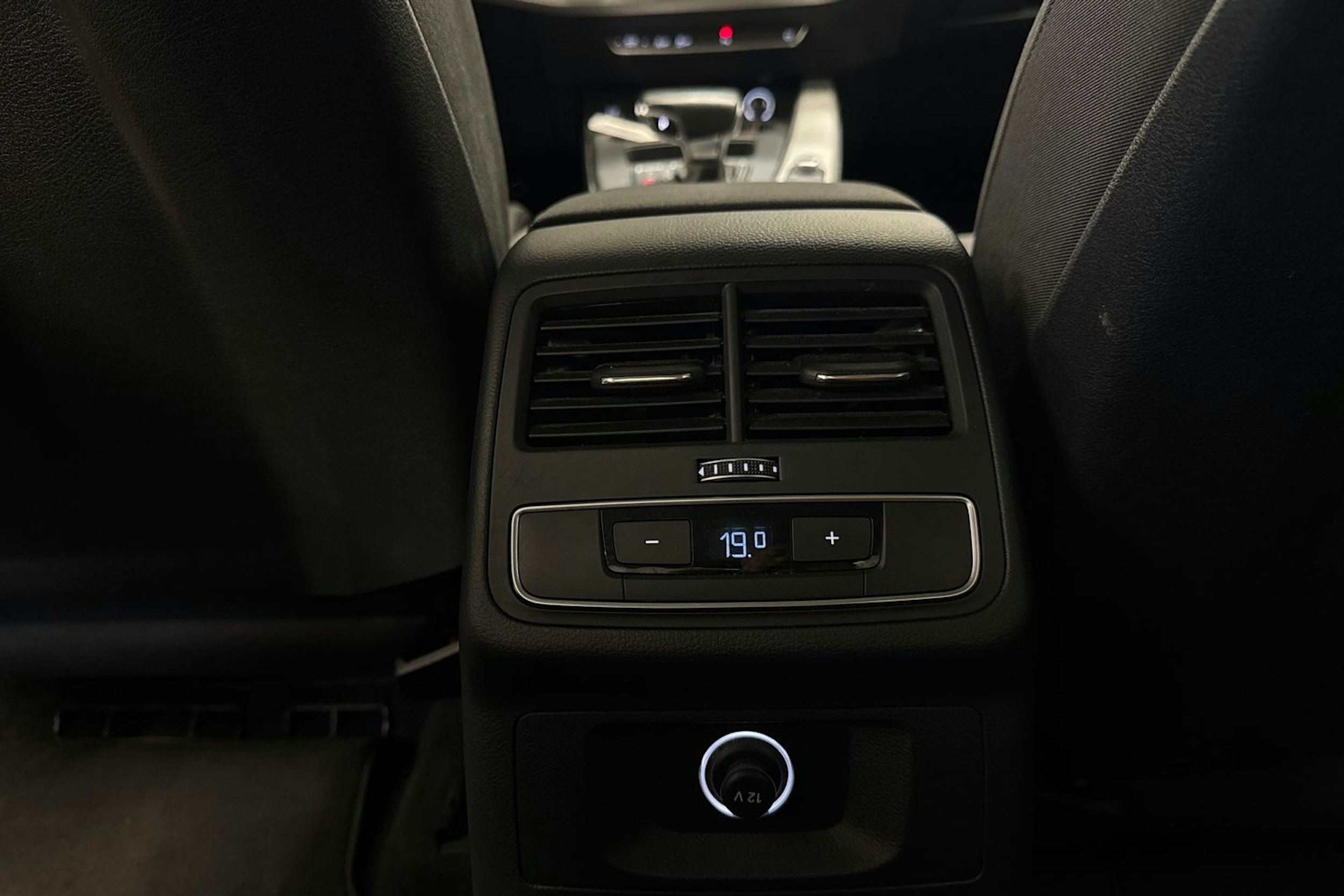 Musta Audi A4 2020 kuva 35.
