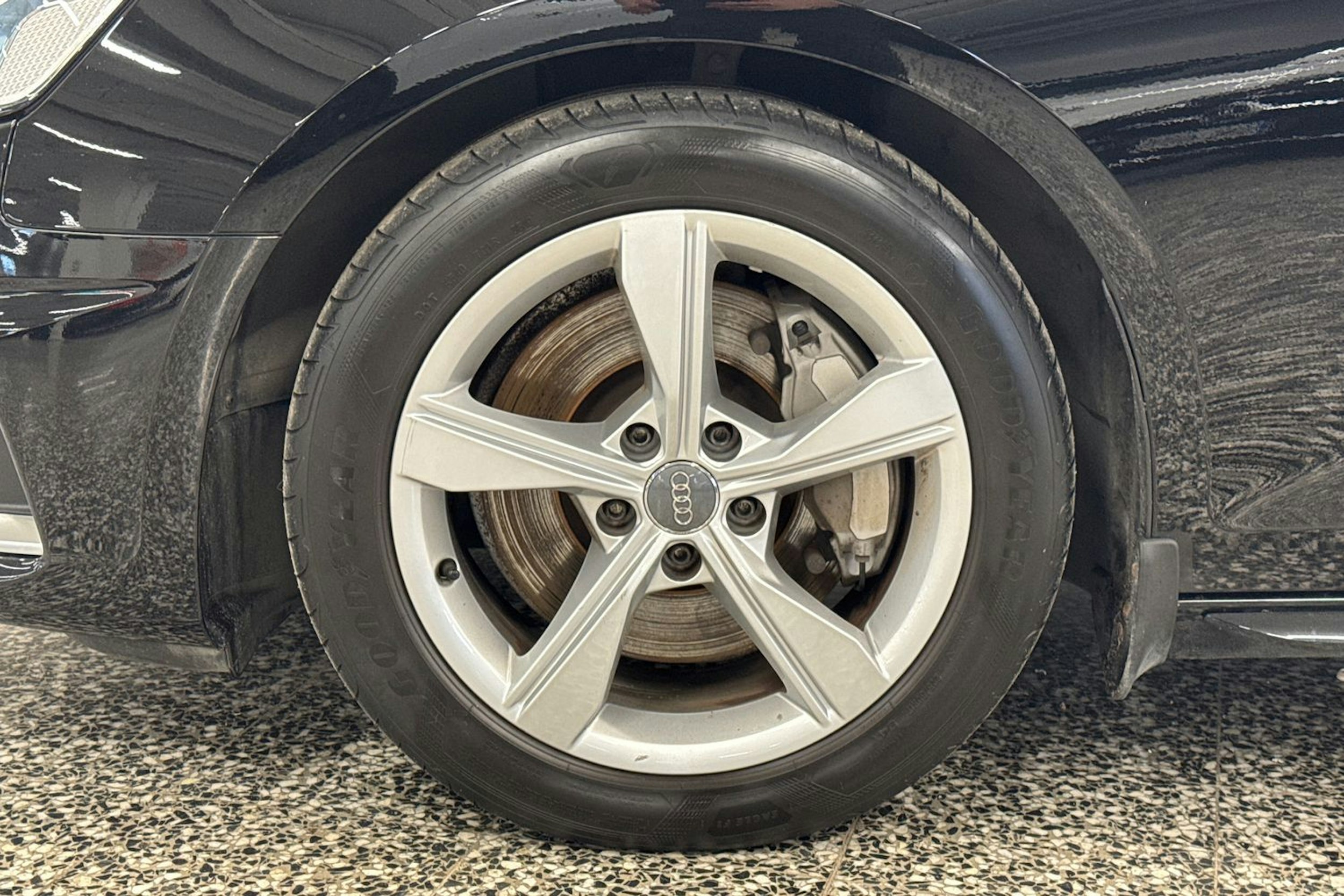 Musta Audi A4 2020 kuva 37.