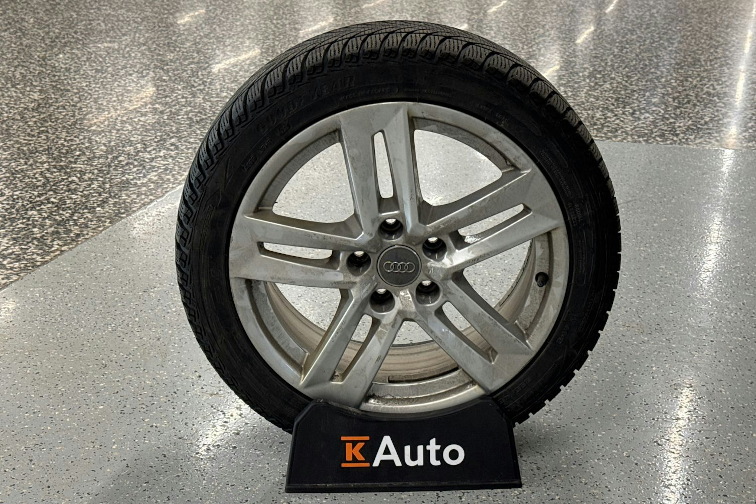 Musta Audi A4 2020 kuva 39.