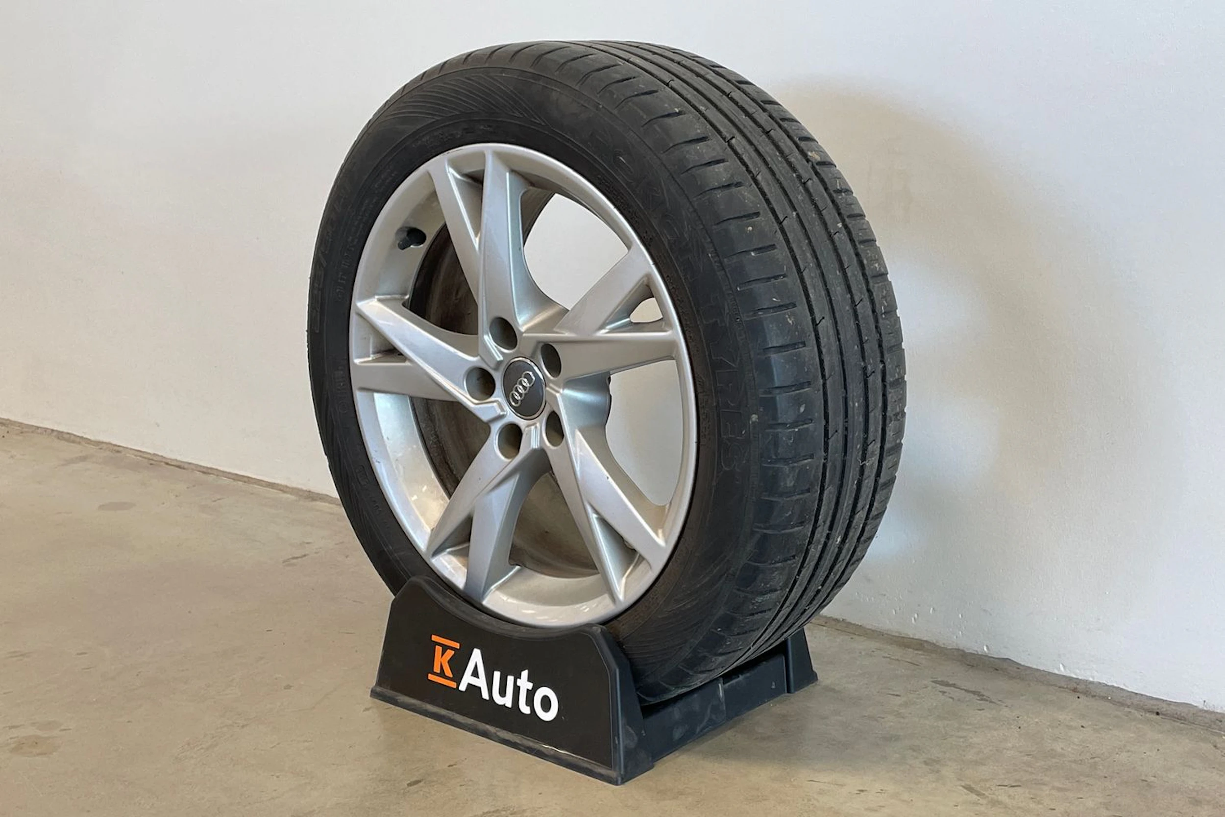 harmaa Audi A4 2020 kuva 10.