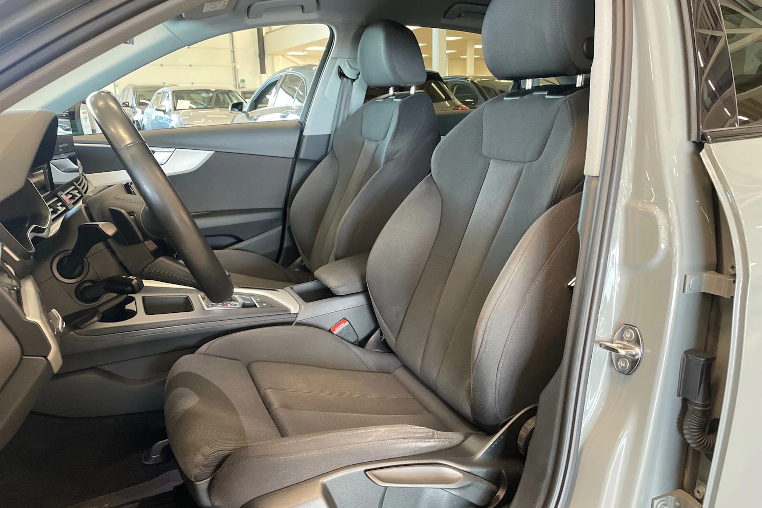 harmaa Audi A4 2020 kuva 11.