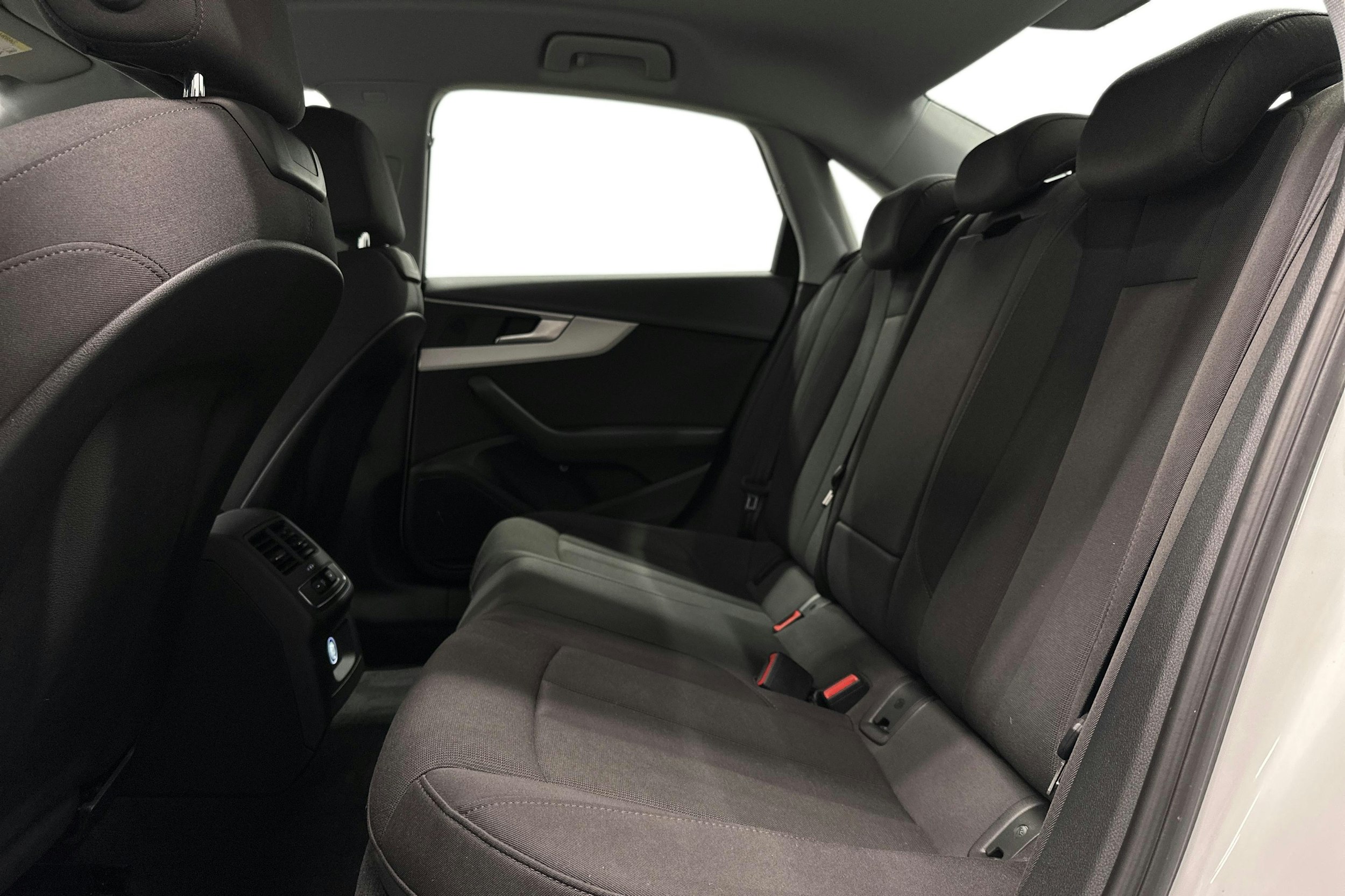 valkoinen Audi A4 2020 kuva 10.