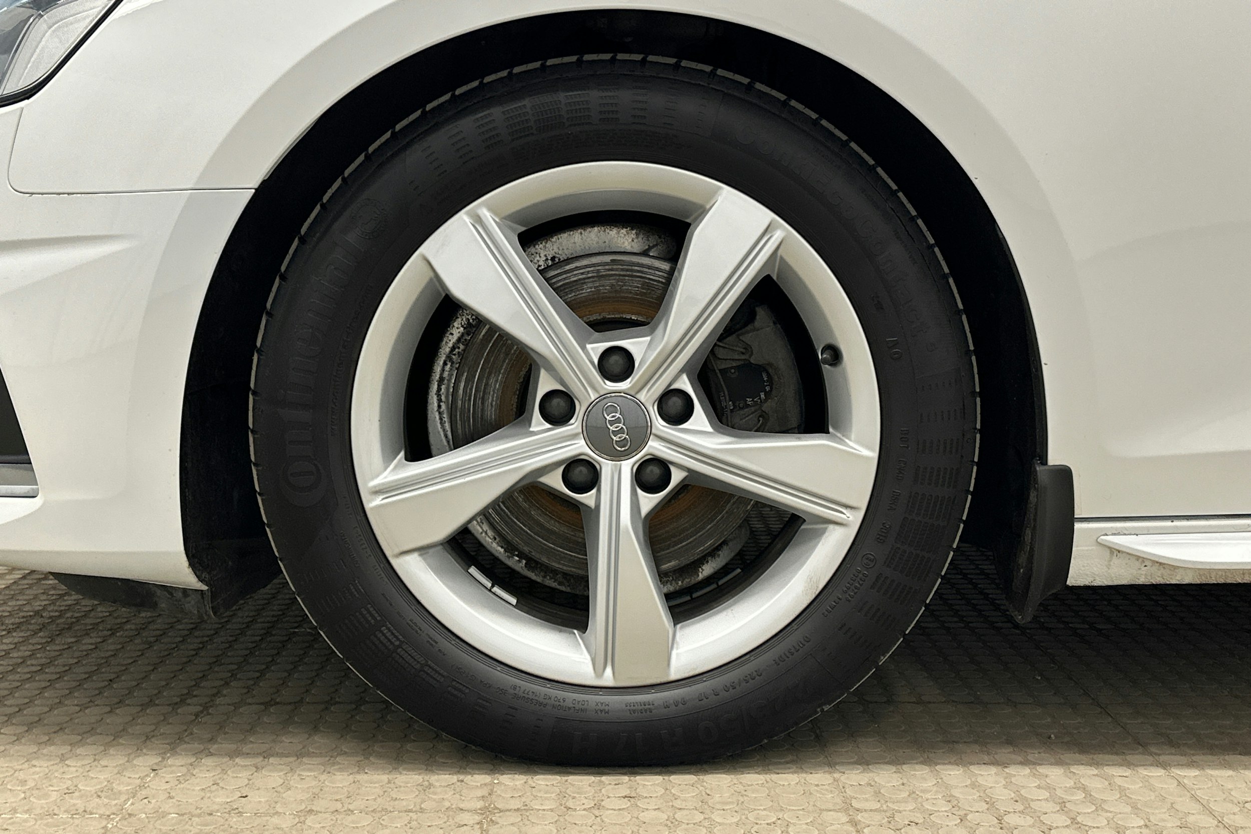 valkoinen Audi A4 2020 kuva 11.