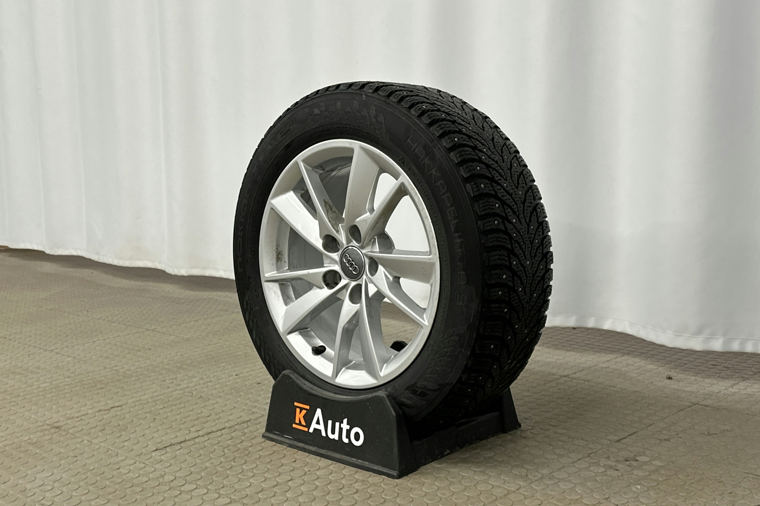 valkoinen Audi A4 2020 kuva 13.