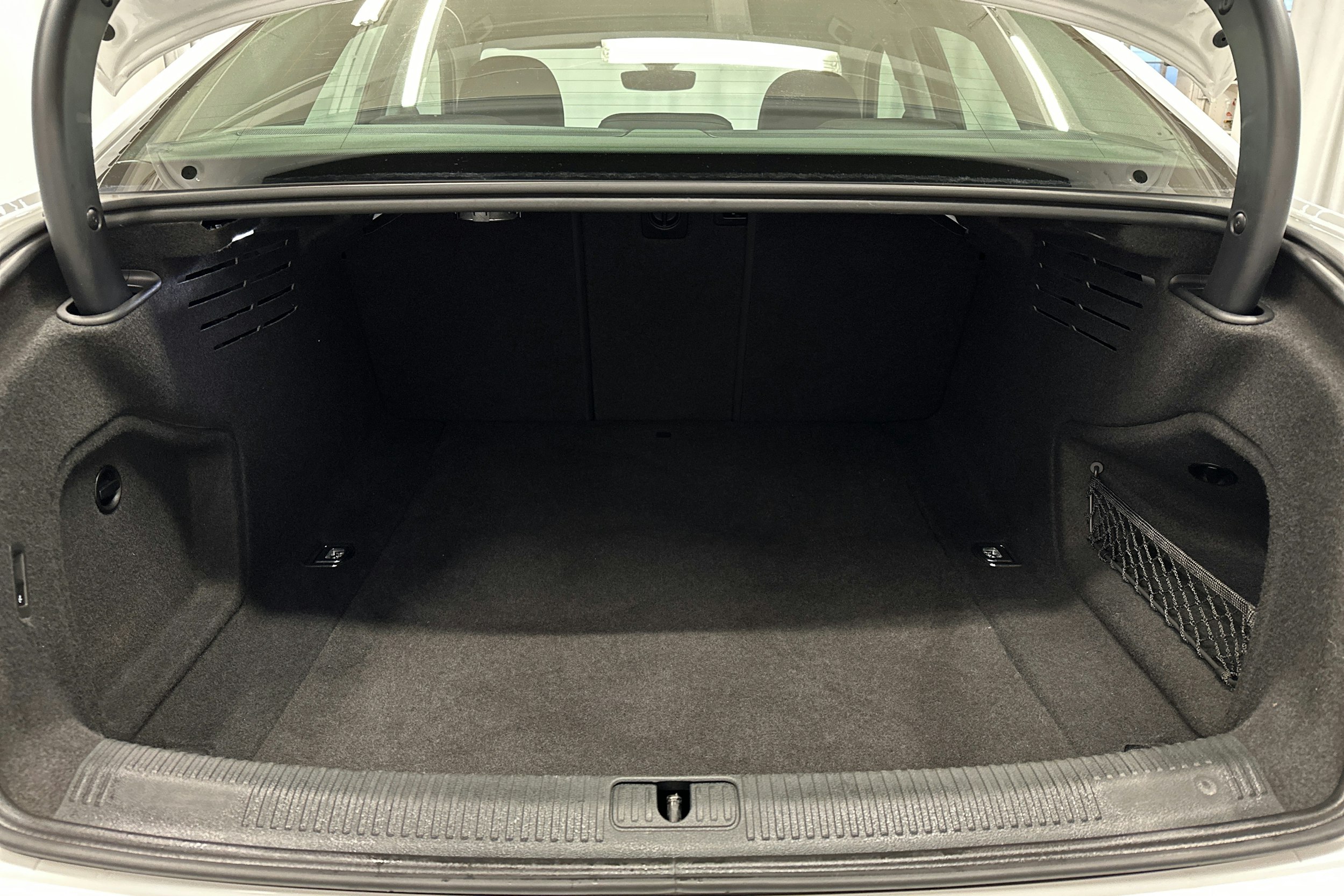 valkoinen Audi A4 2020 kuva 14.