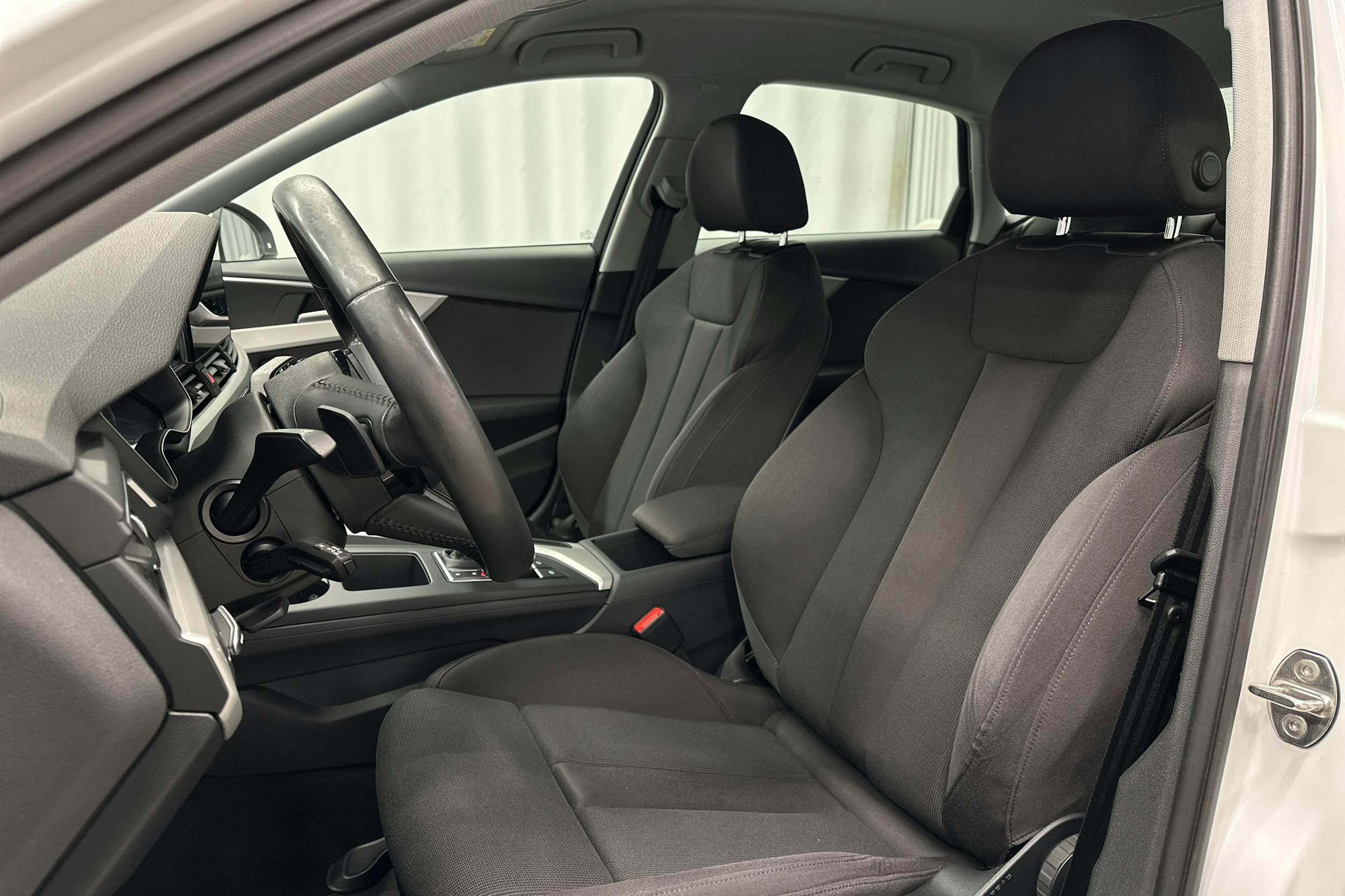 valkoinen Audi A4 2020 kuva 17.