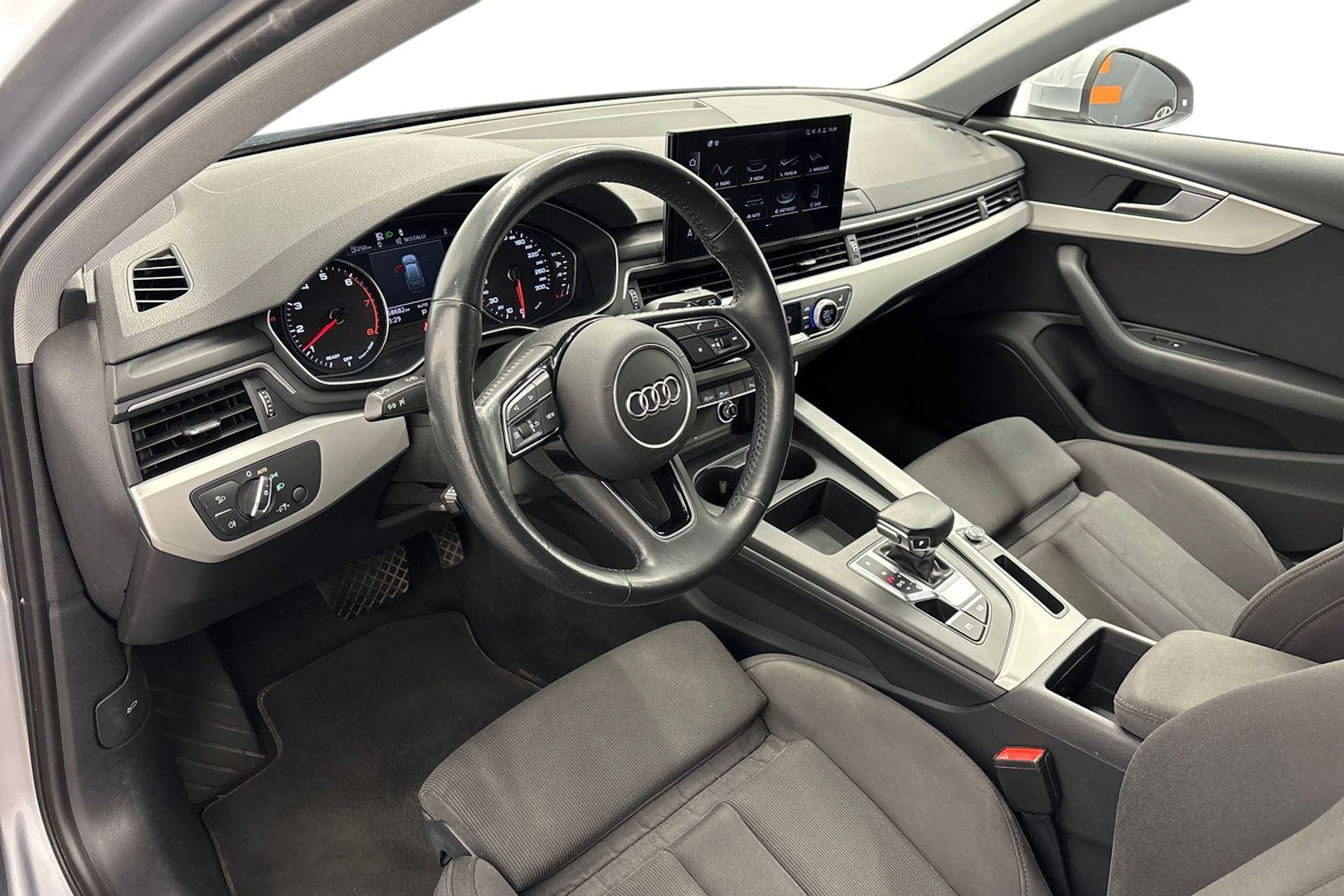 hopea Audi A4 2020 kuva 8.