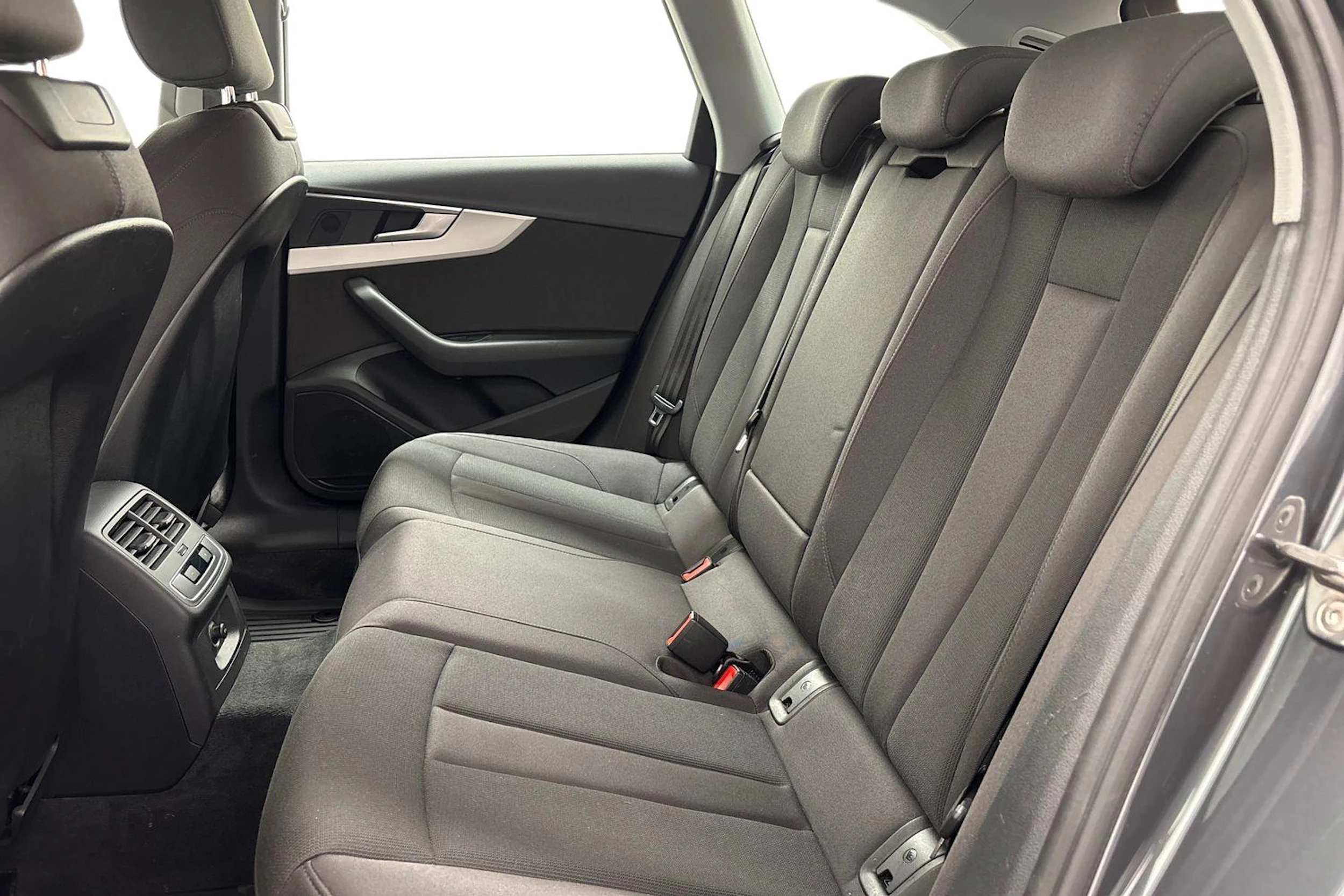 harmaa Audi A4 2020 kuva 8.
