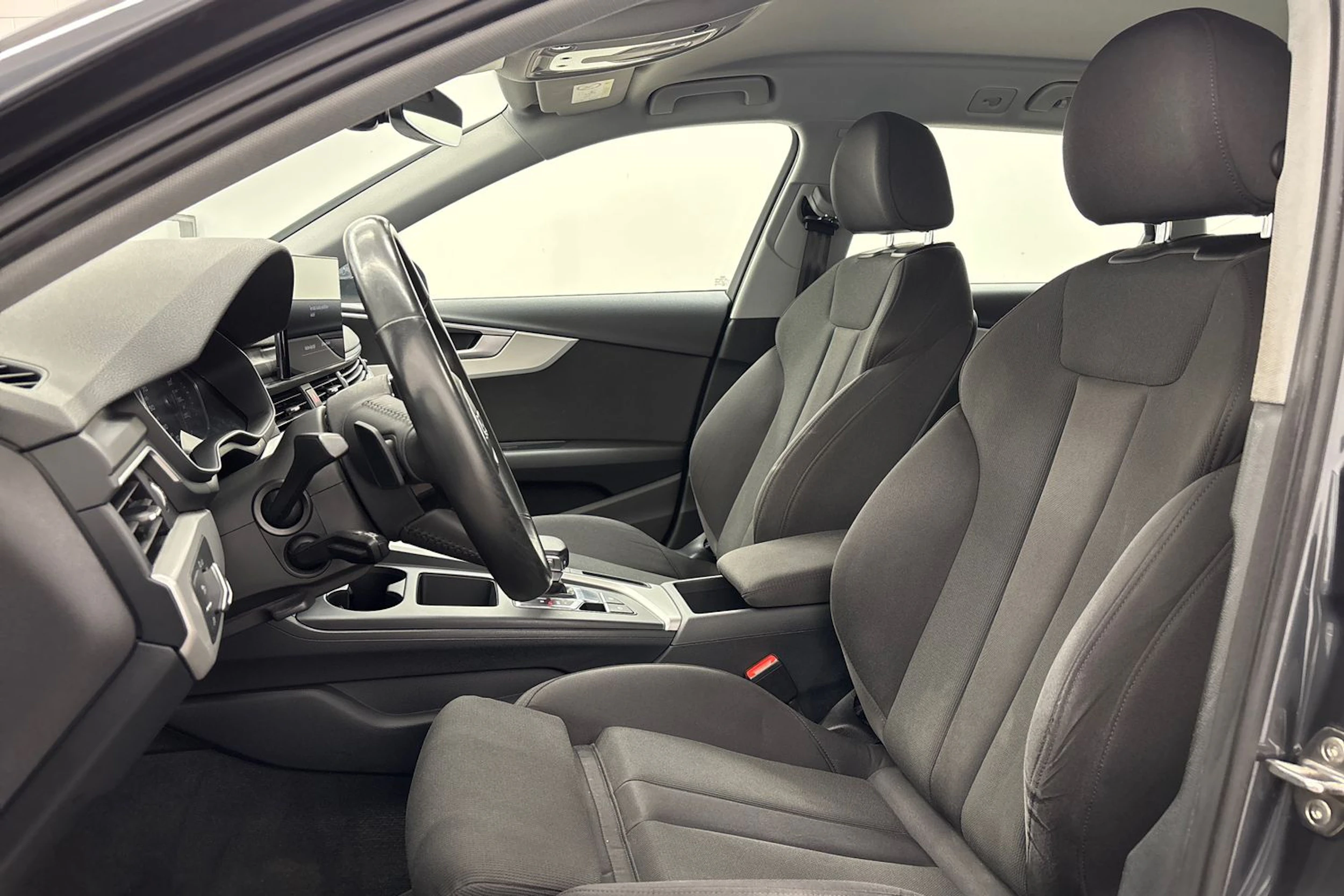 harmaa Audi A4 2020 kuva 11.