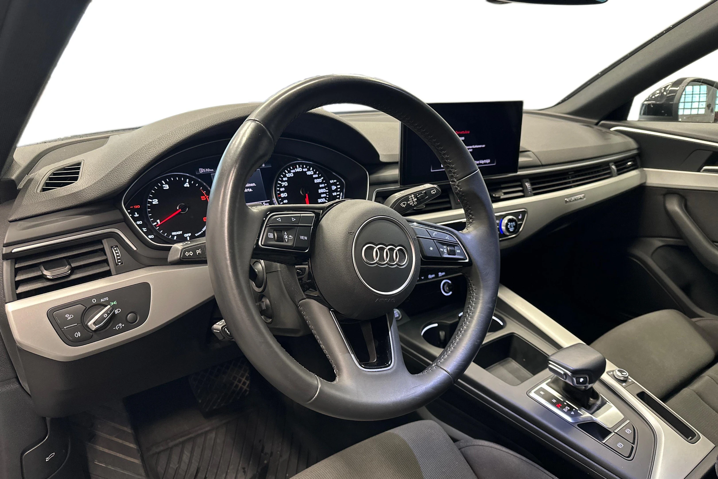 valkoinen Audi A4 2020 kuva 3.