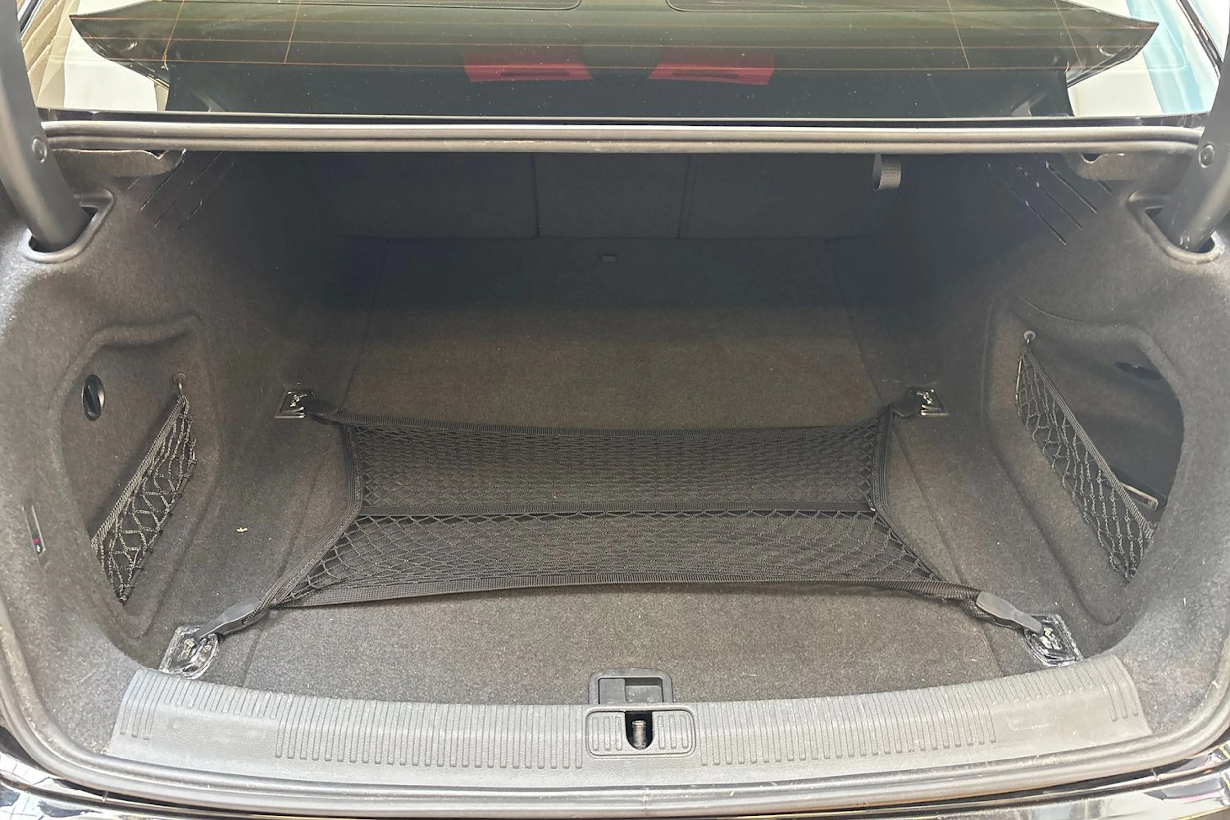 Musta Audi A4 2020 kuva 16.