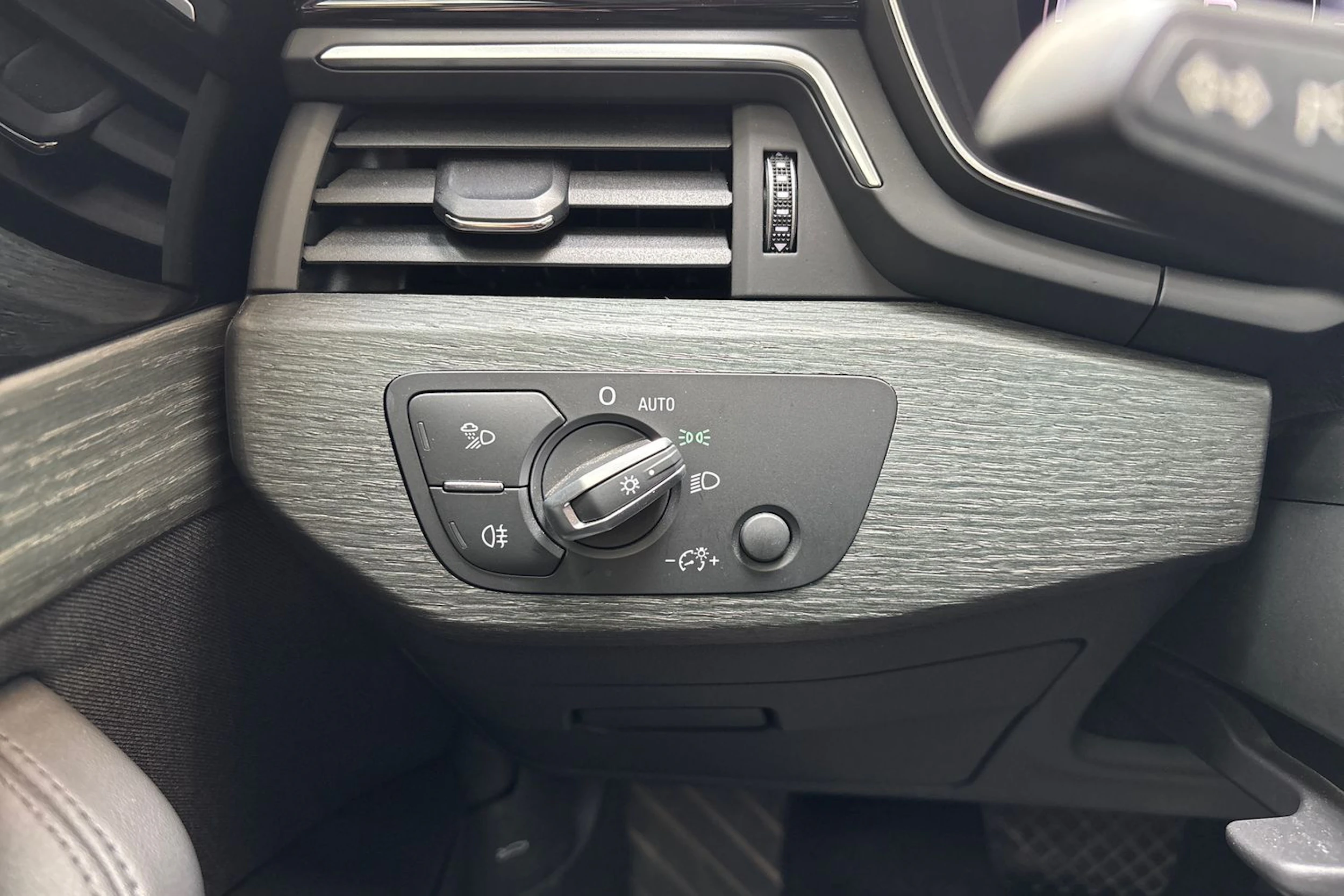 Musta Audi A4 2020 kuva 21.