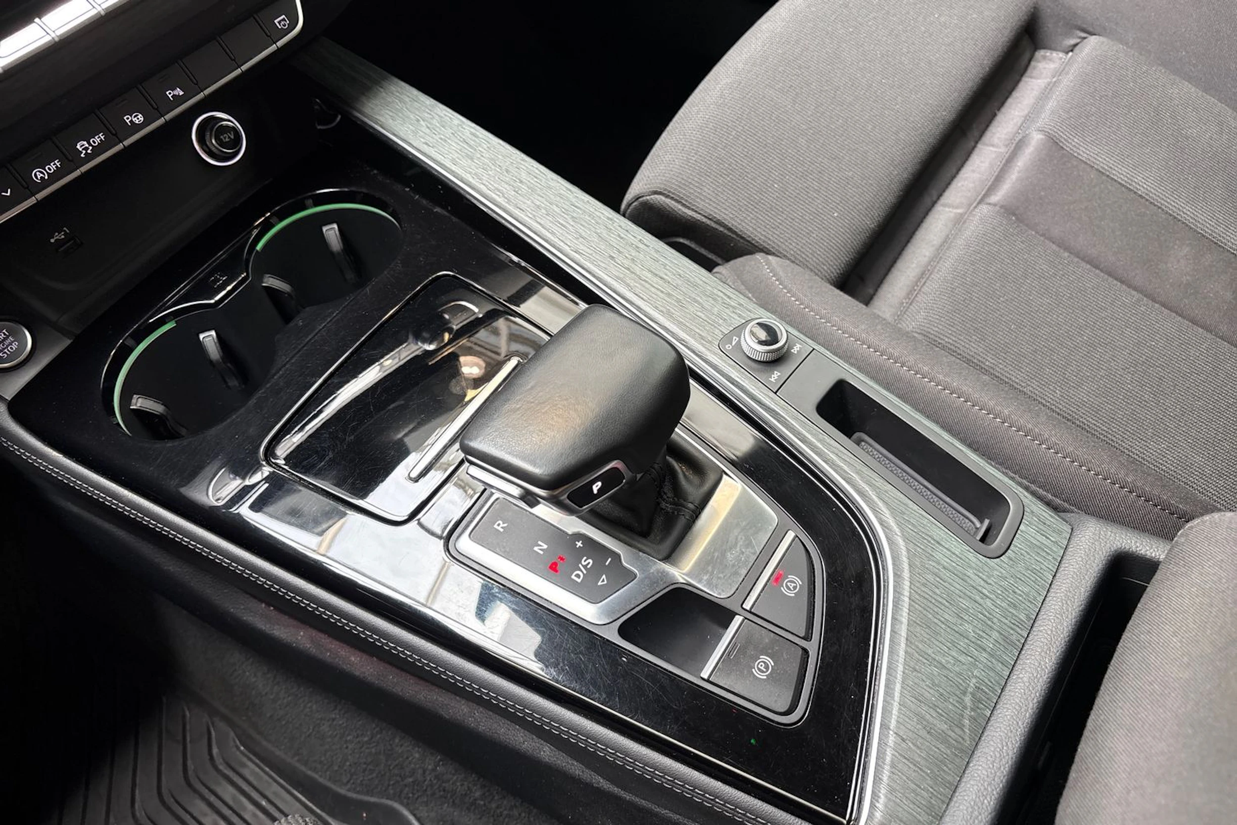 Musta Audi A4 2020 kuva 26.