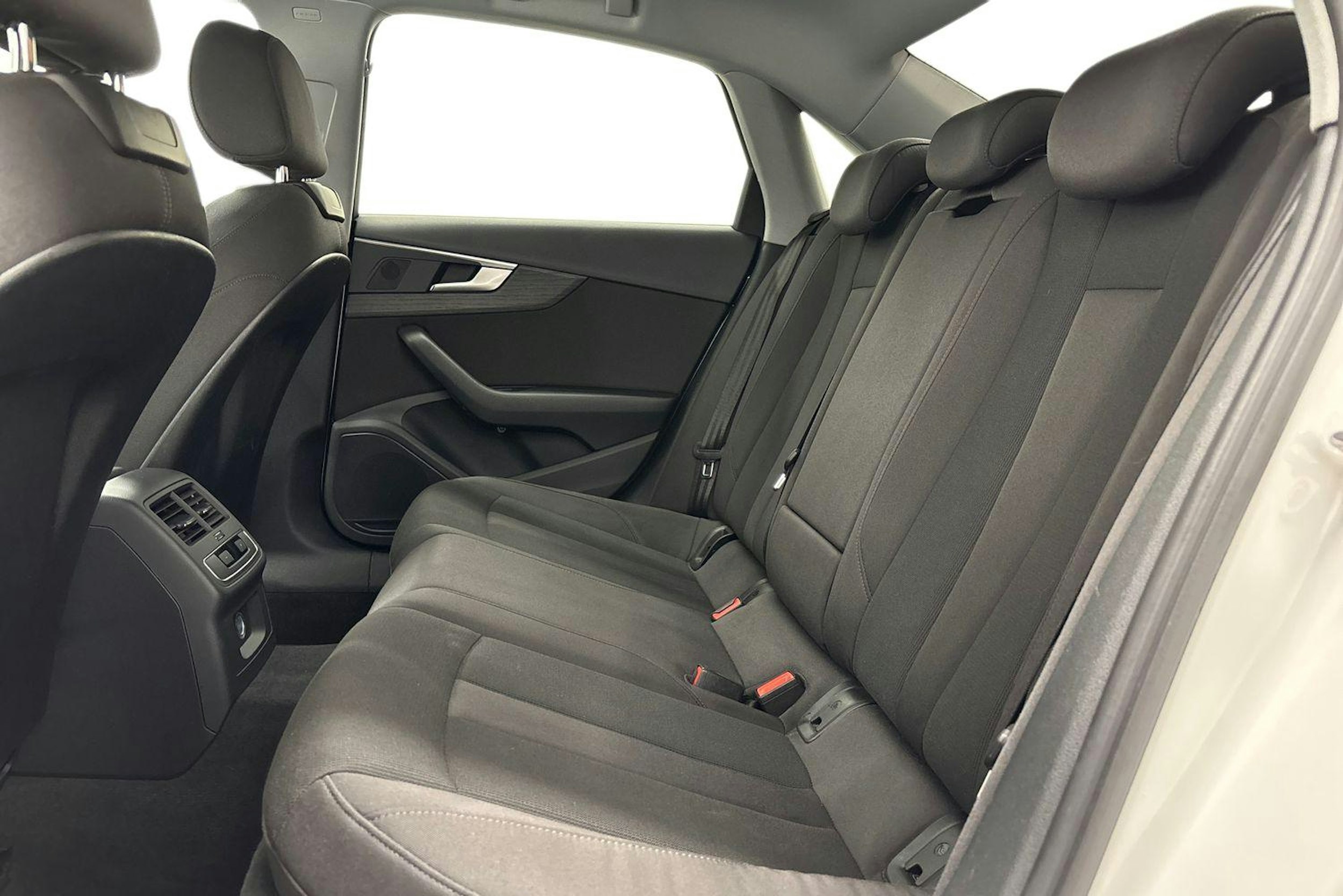 valkoinen Audi A4 2020 kuva 10.