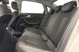 valkoinen Audi A4 2020 kuva 10.