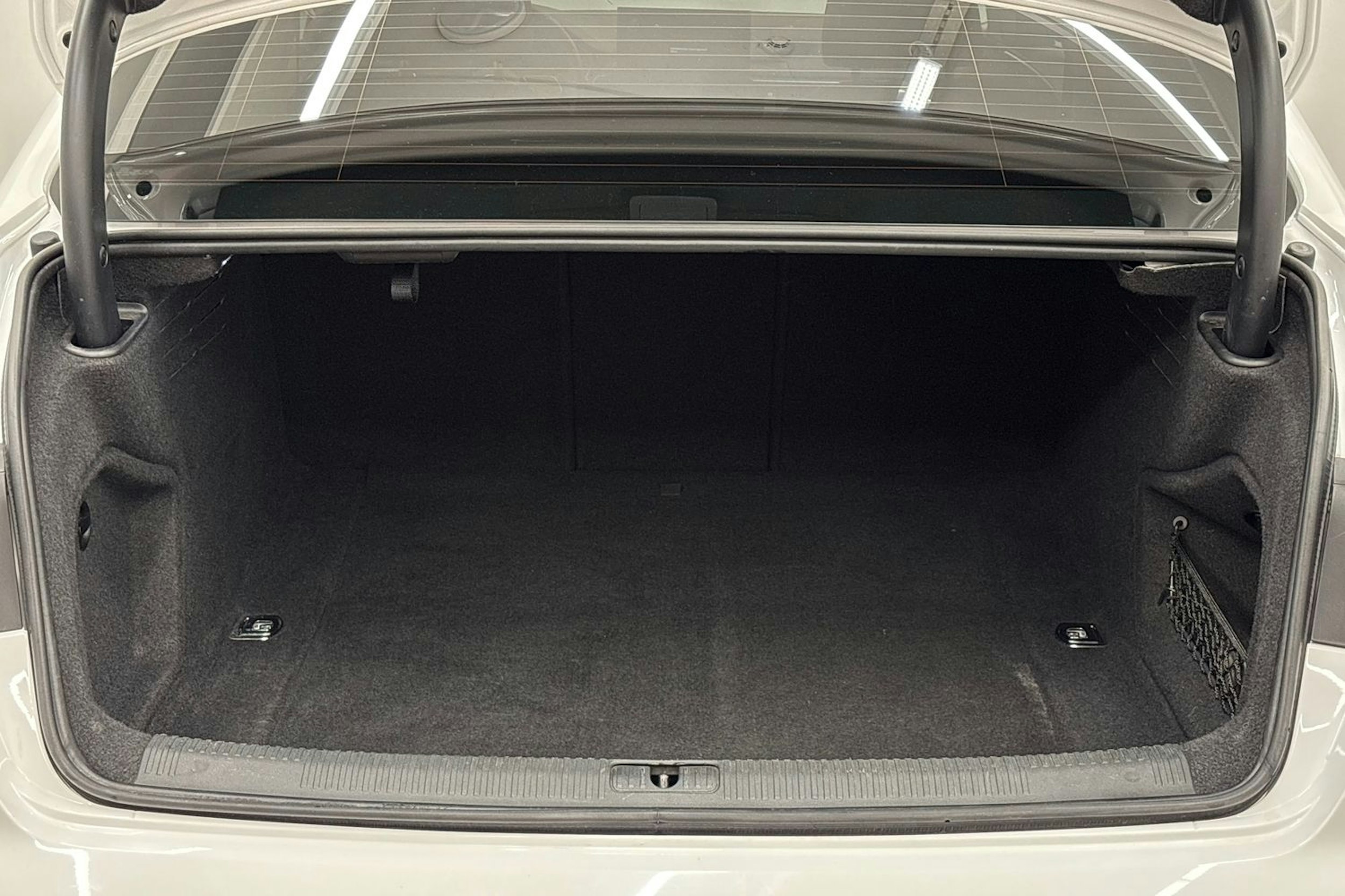 valkoinen Audi A4 2020 kuva 25.