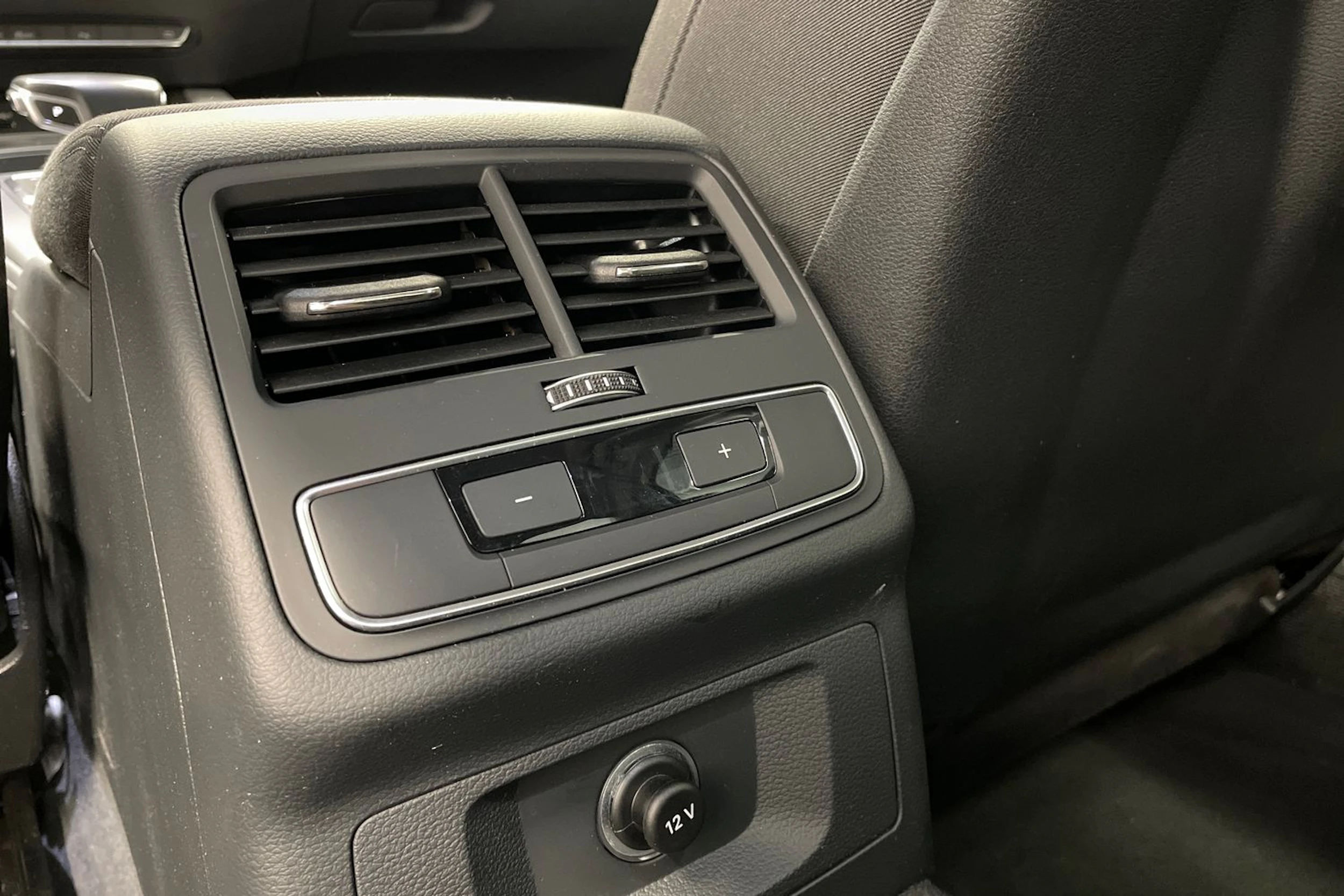 Musta Audi A4 2020 kuva 14.