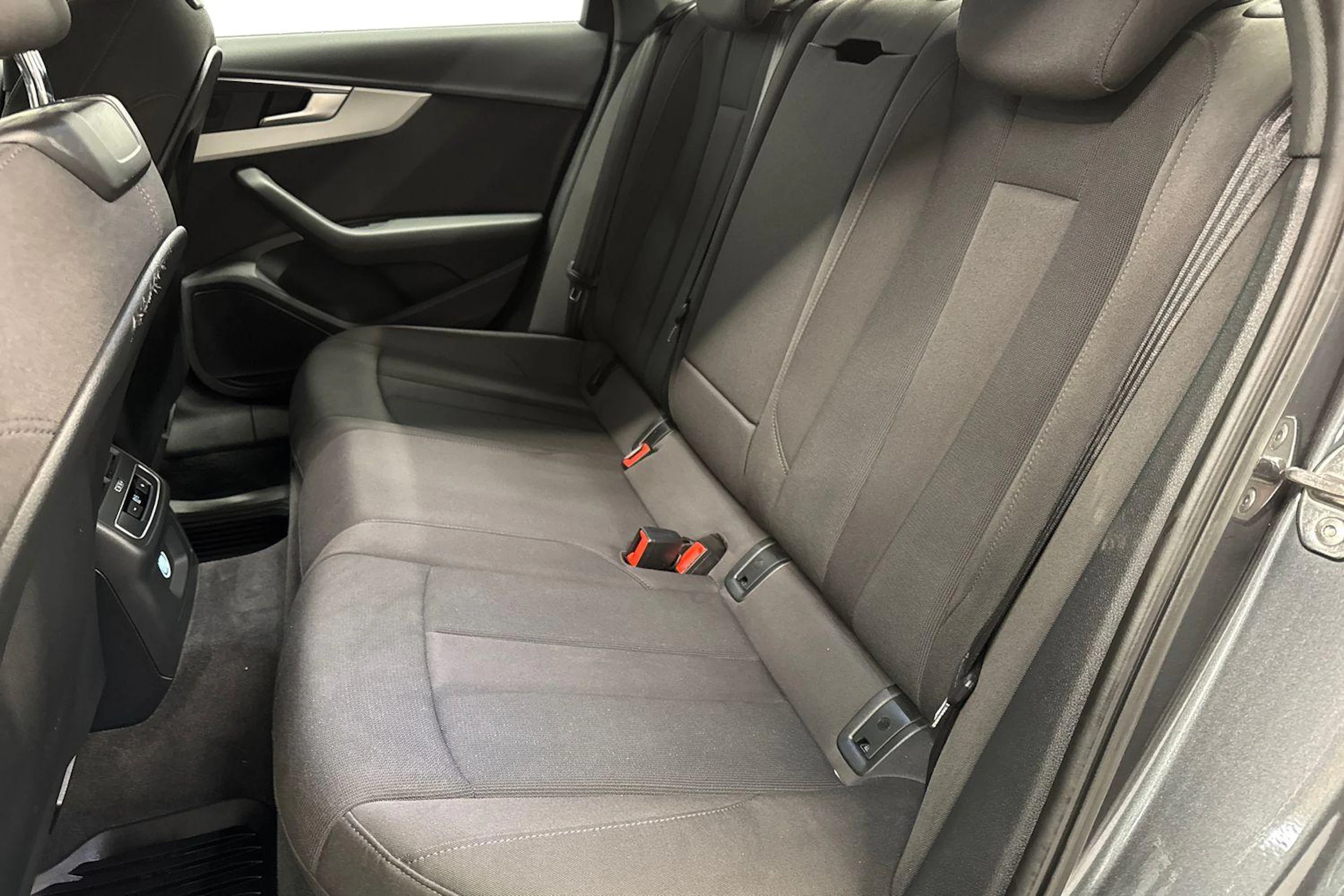 harmaa Audi A4 2020 kuva 11.