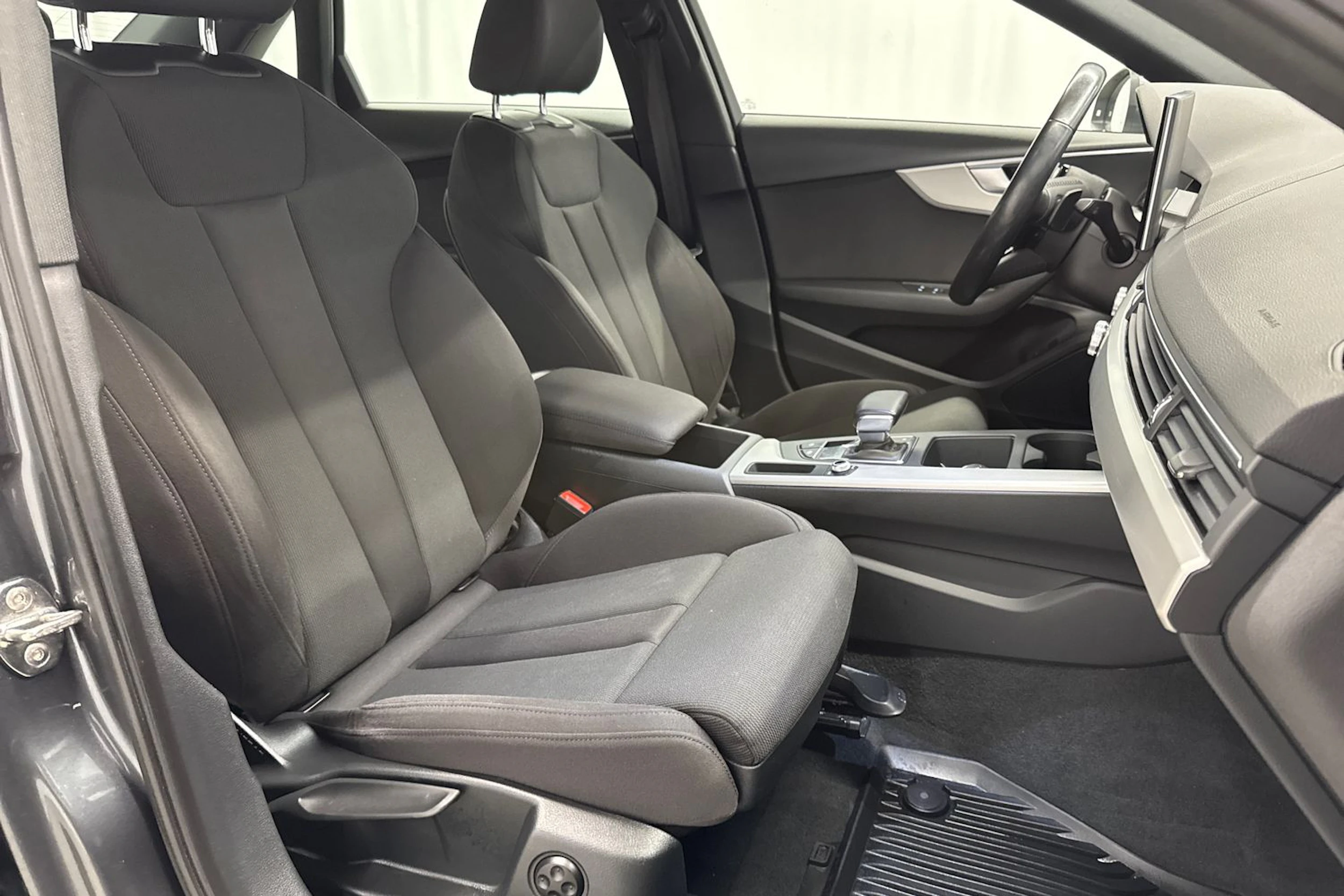 harmaa Audi A4 2020 kuva 15.