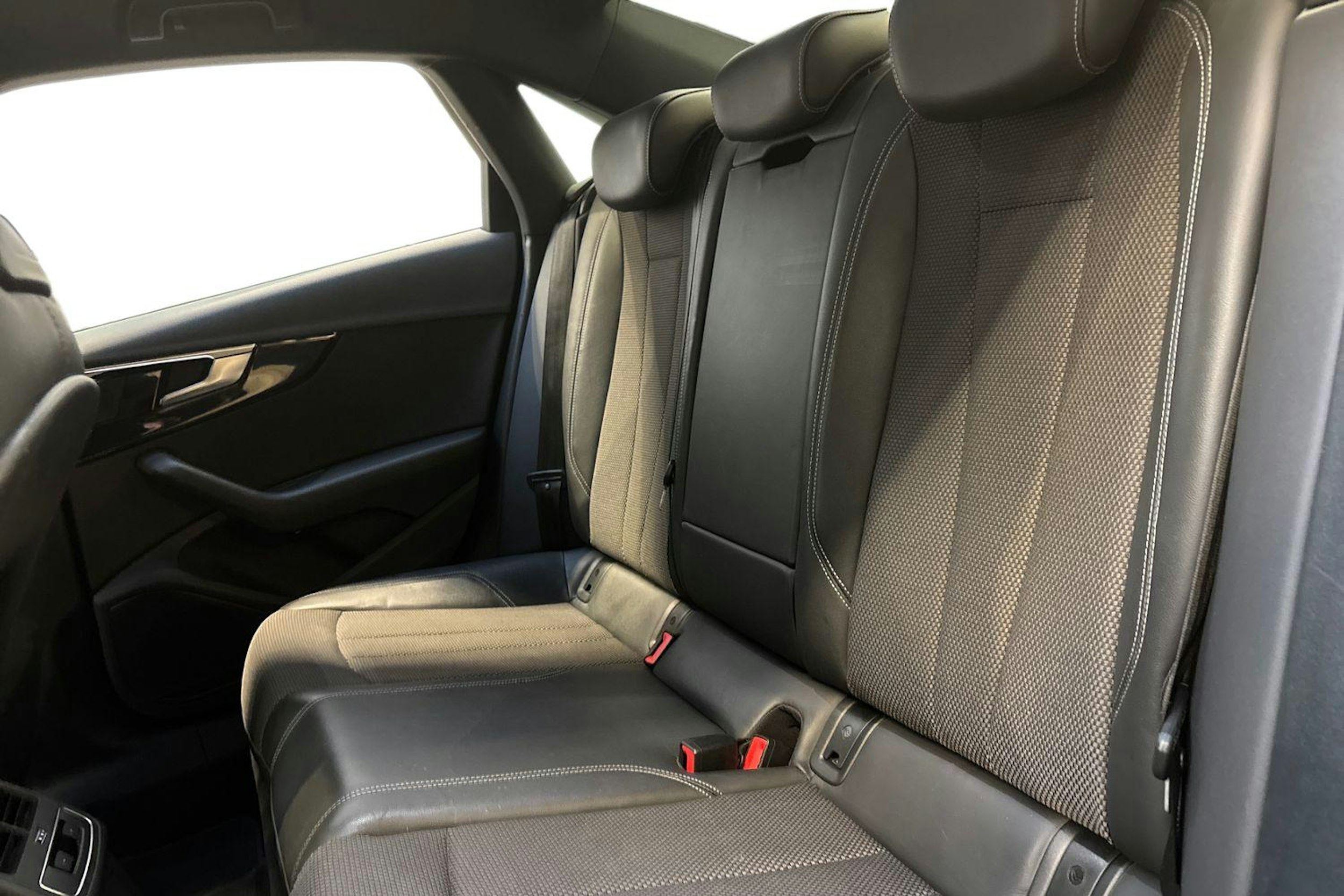 musta Audi A4 2020 kuva 10.