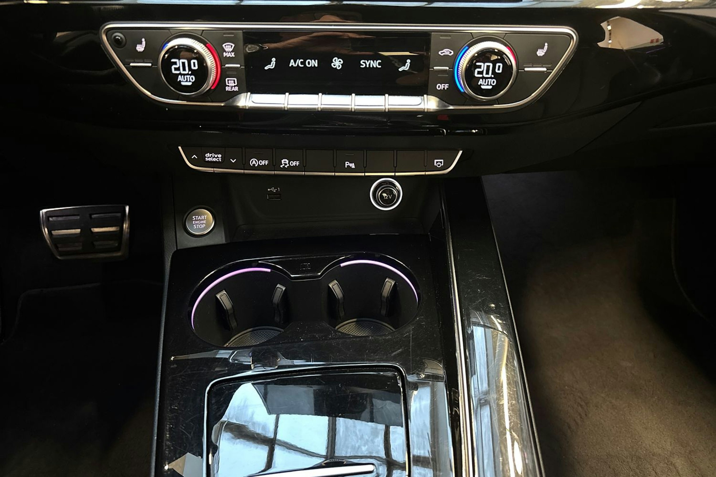 musta Audi A4 2020 kuva 21.