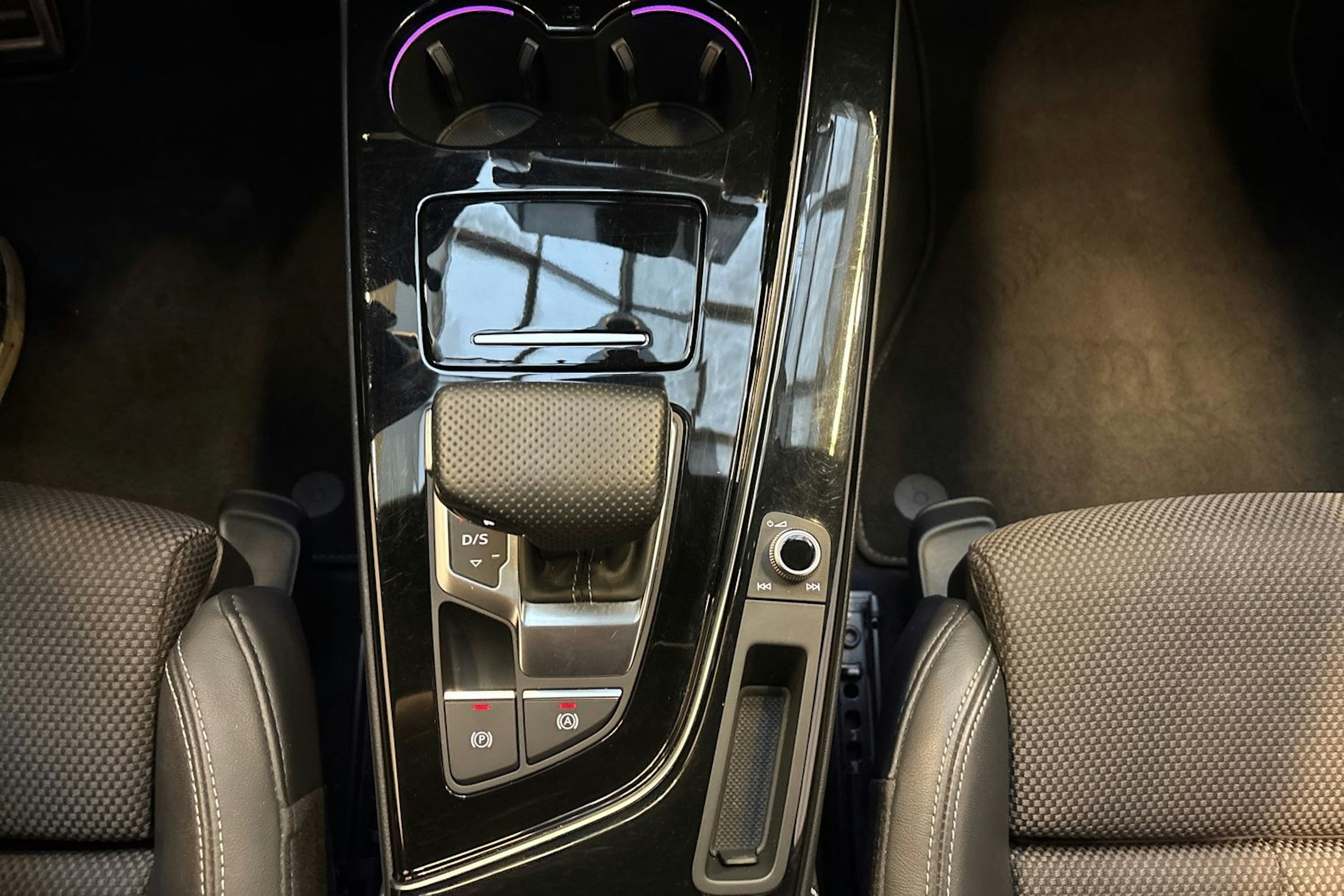 musta Audi A4 2020 kuva 22.