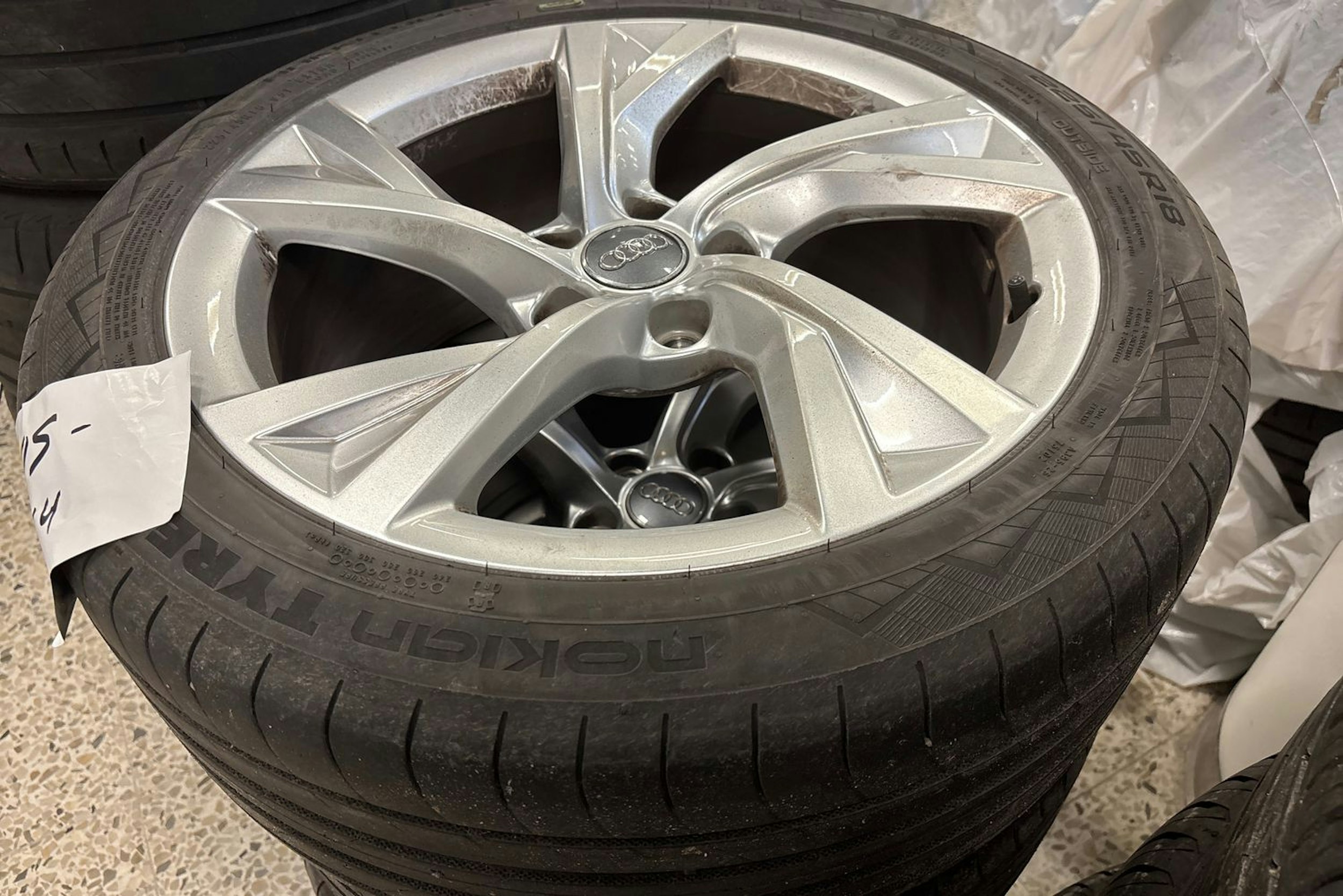 musta Audi A4 2020 kuva 25.